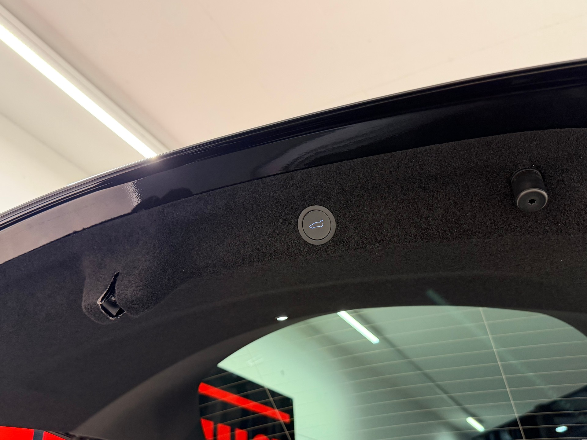 TESLA Model Y Long Range Premium AWD-image-9