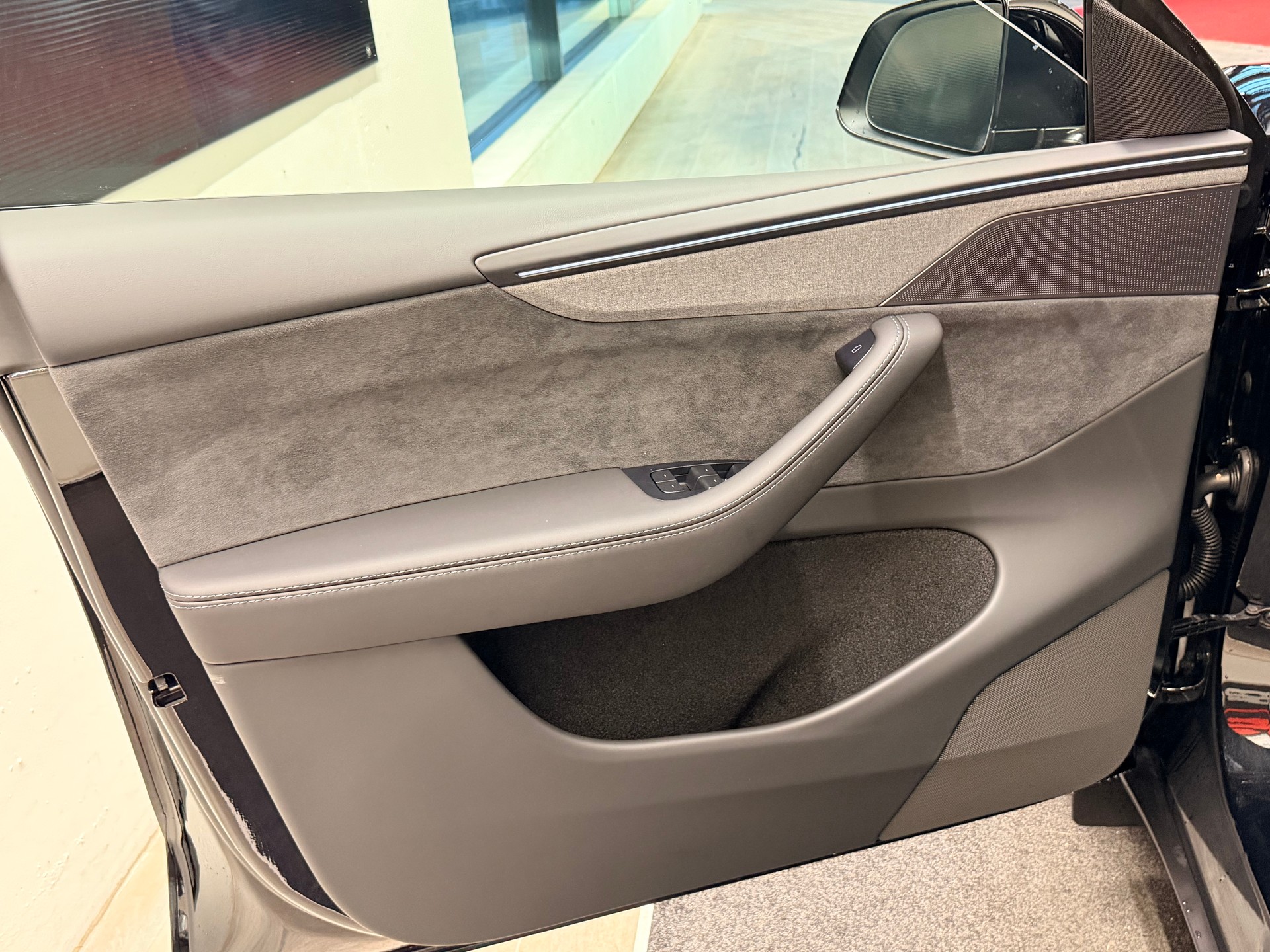 TESLA Model Y Long Range Premium AWD-image-11