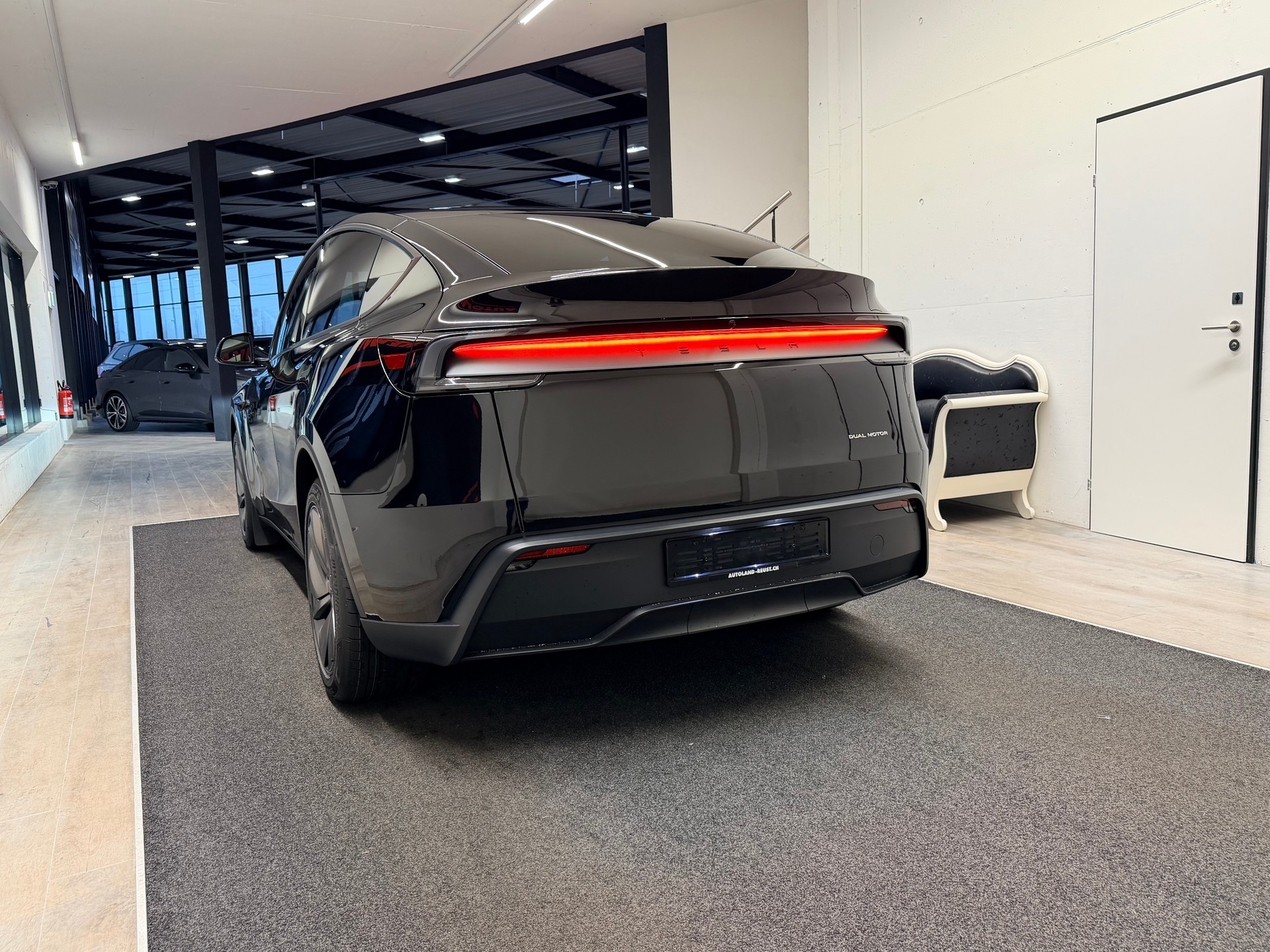 TESLA Model Y Long Range Premium AWD-image-6