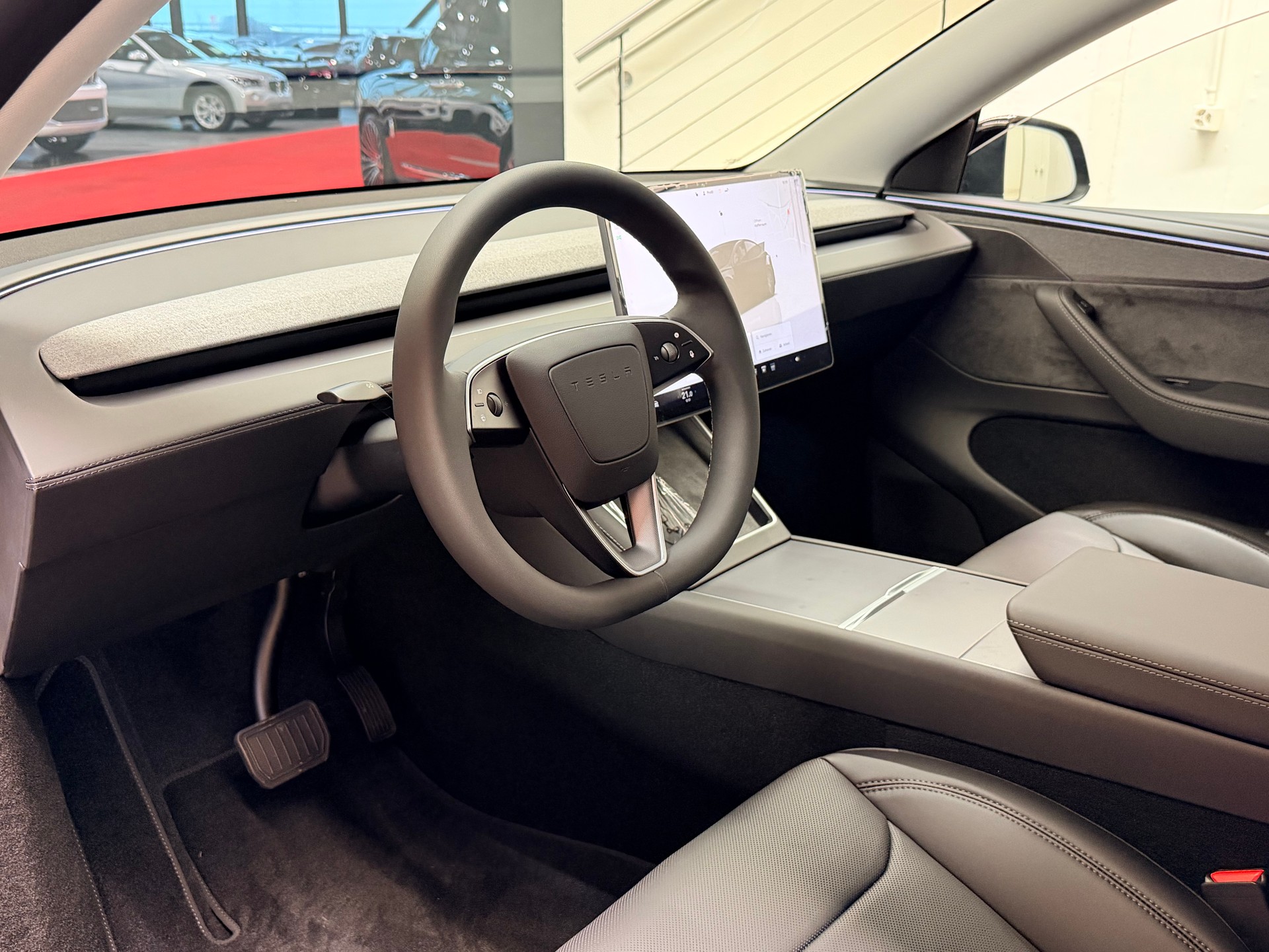 TESLA Model Y Long Range Premium AWD-image-10