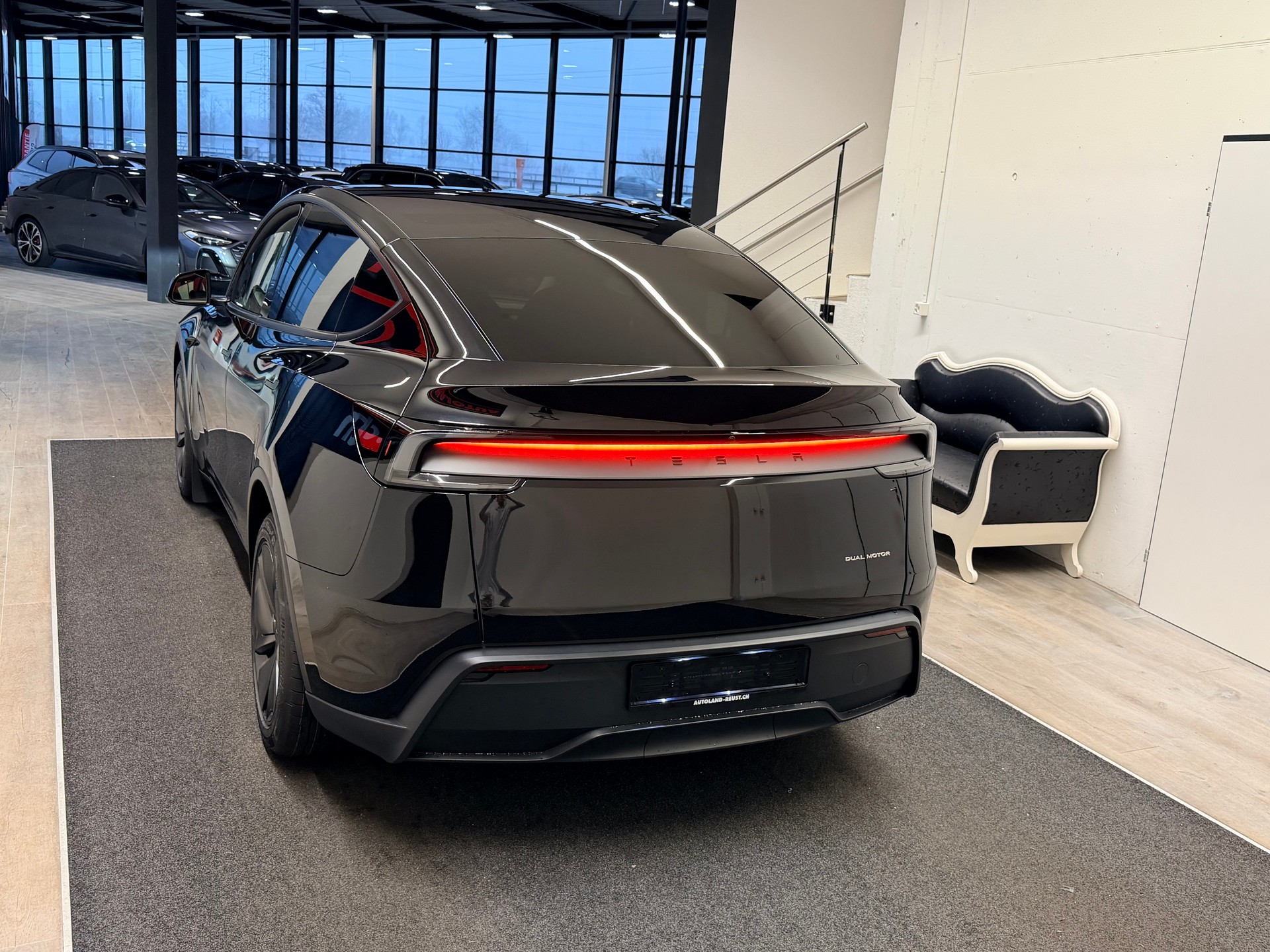 TESLA Model Y Long Range Premium AWD-image-7