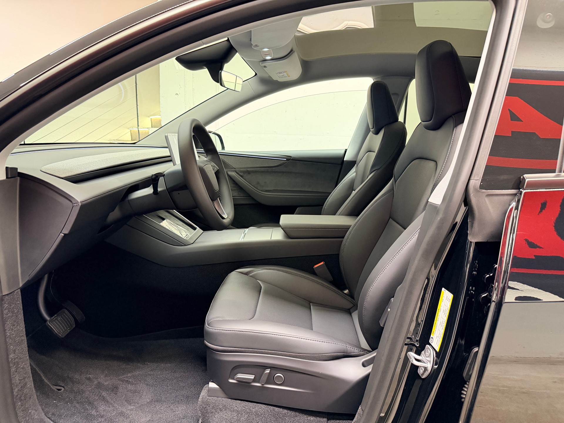 TESLA Model Y Long Range Premium AWD-image-12
