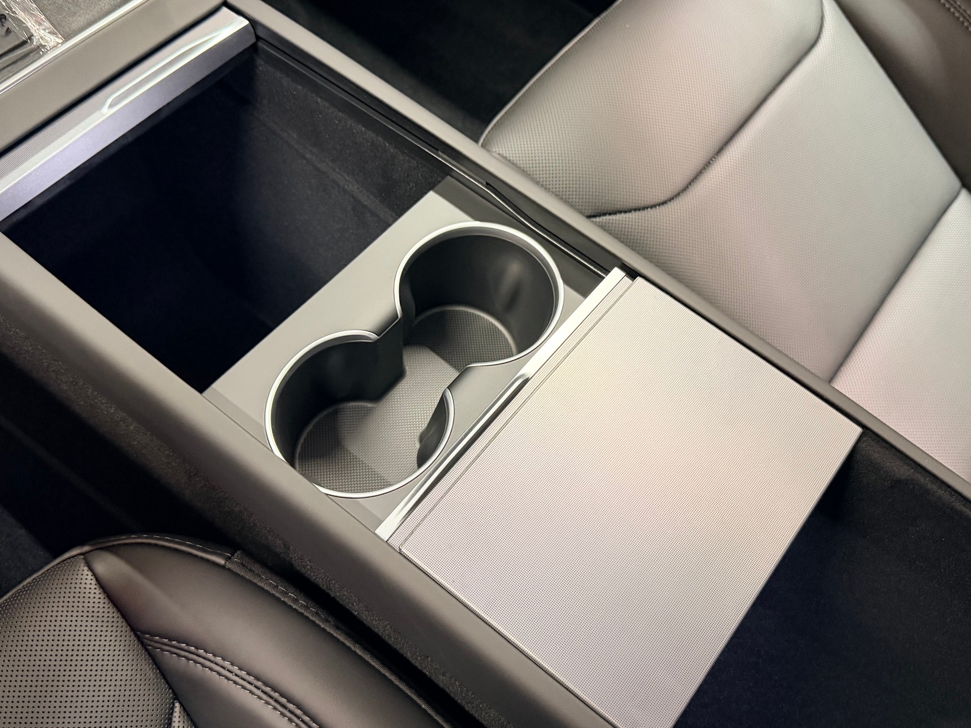 TESLA Model Y Long Range Premium AWD-image-26