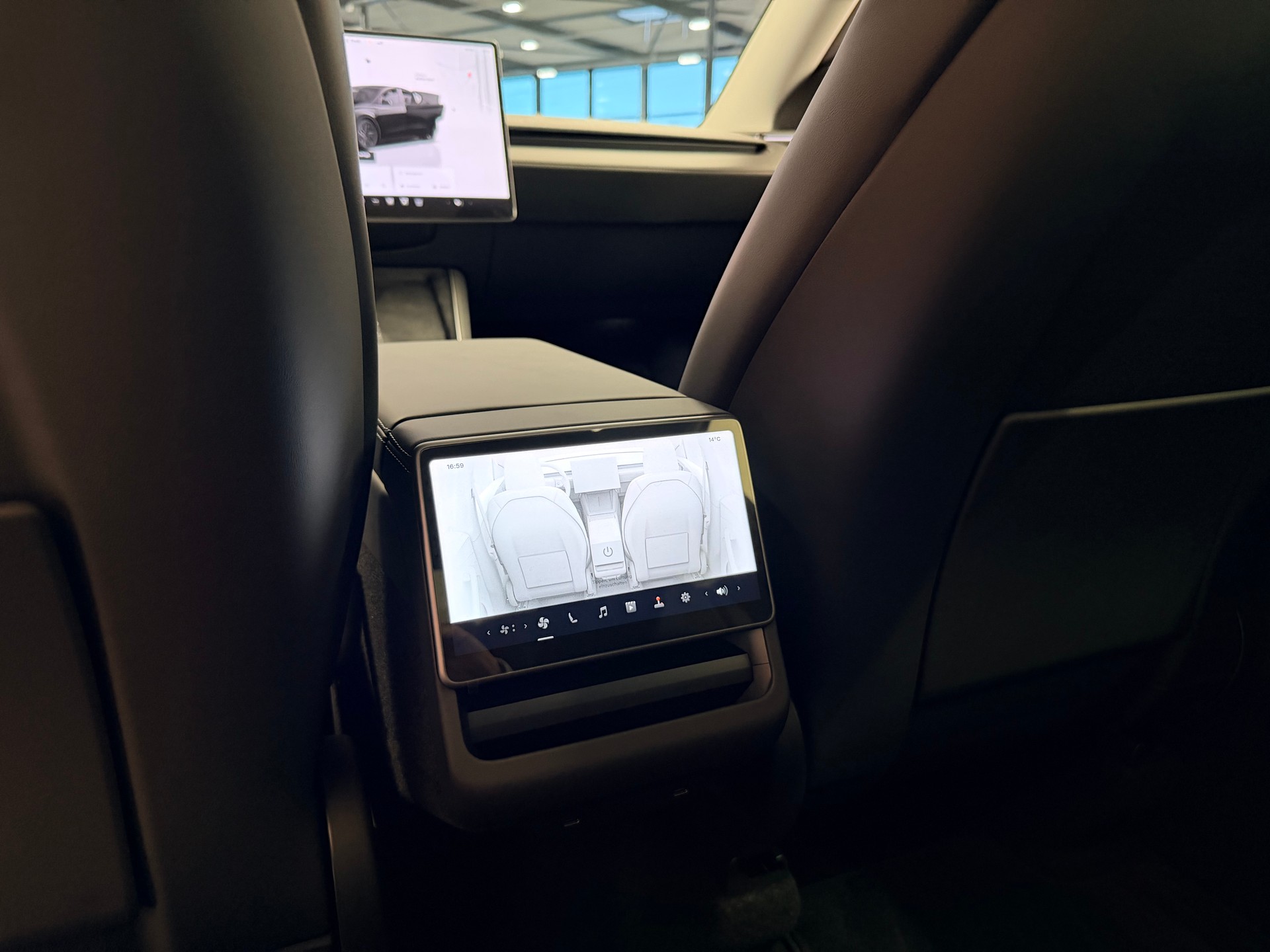 TESLA Model Y Long Range Premium AWD-image-16