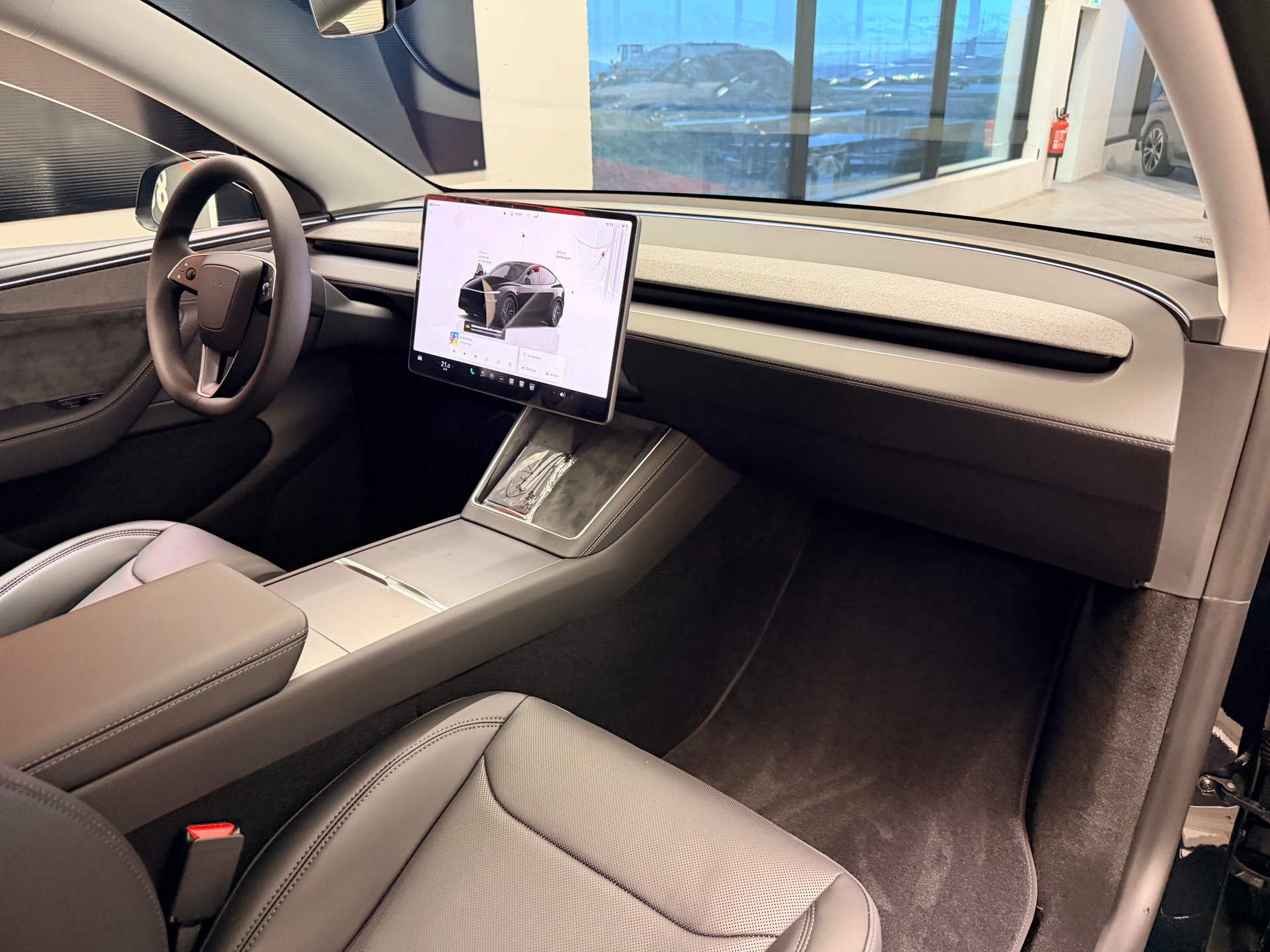 TESLA Model Y Long Range Premium AWD-image-18
