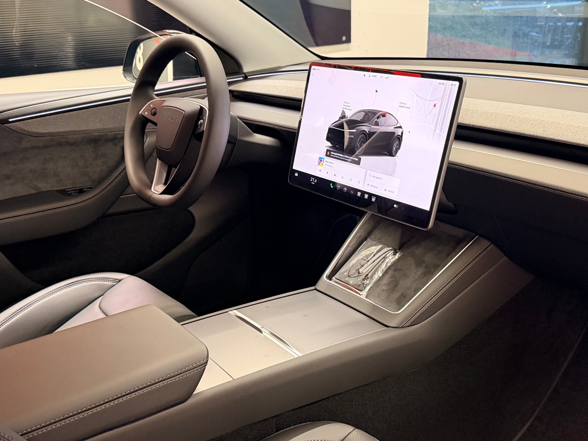 TESLA Model Y Long Range Premium AWD-image-19