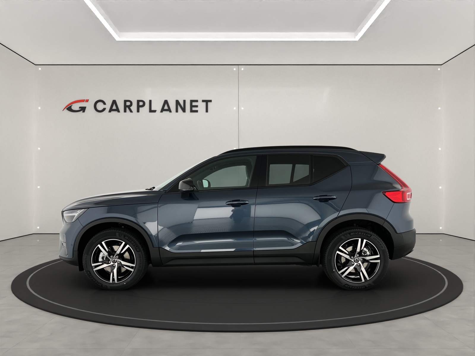 VOLVO XC40 2.0 B3 MH Plus Dark-showroom-element-2
