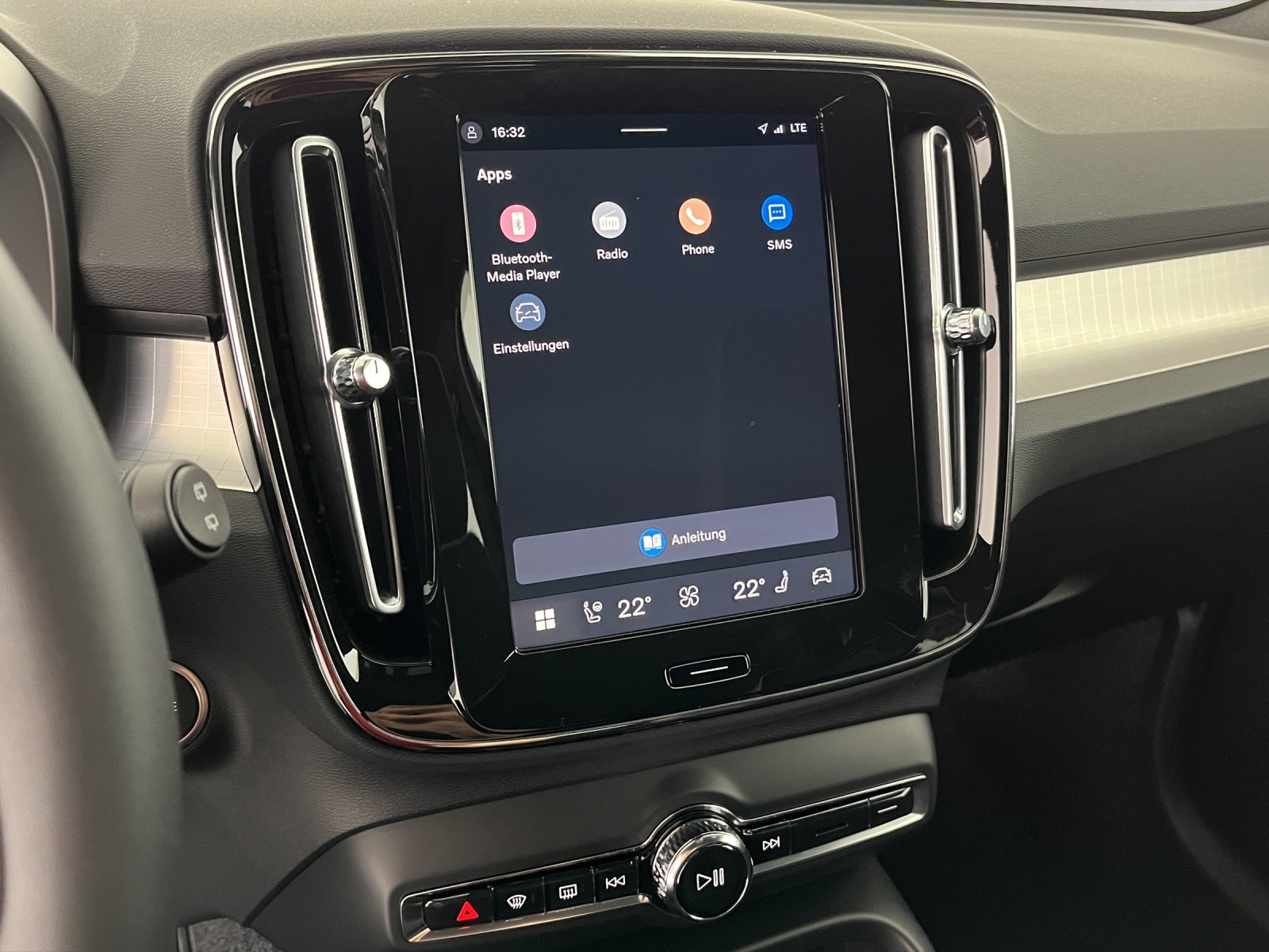 VOLVO XC40 2.0 B3 MH Plus Dark-image-14