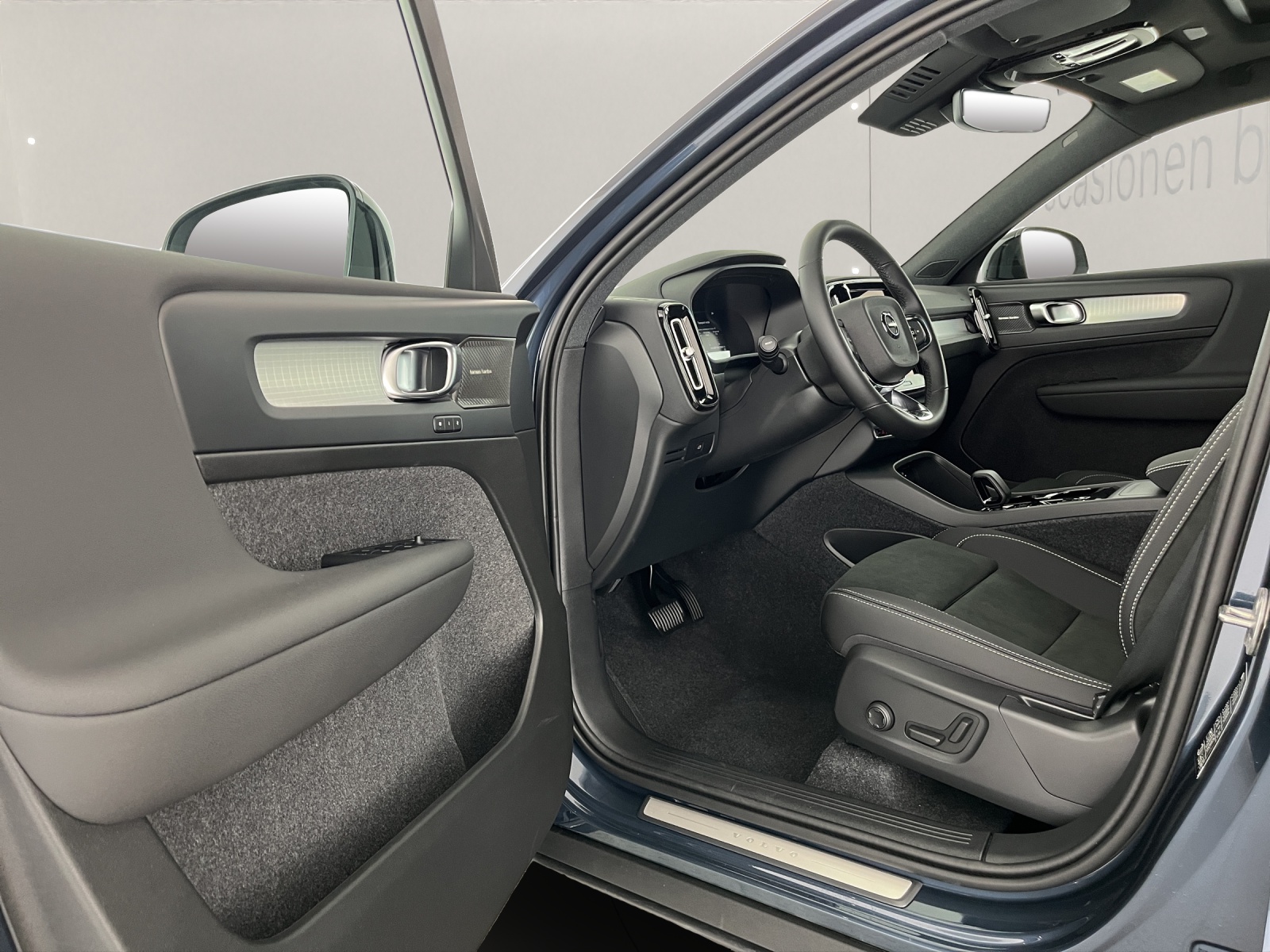 VOLVO XC40 2.0 B3 MH Plus Dark-image-7