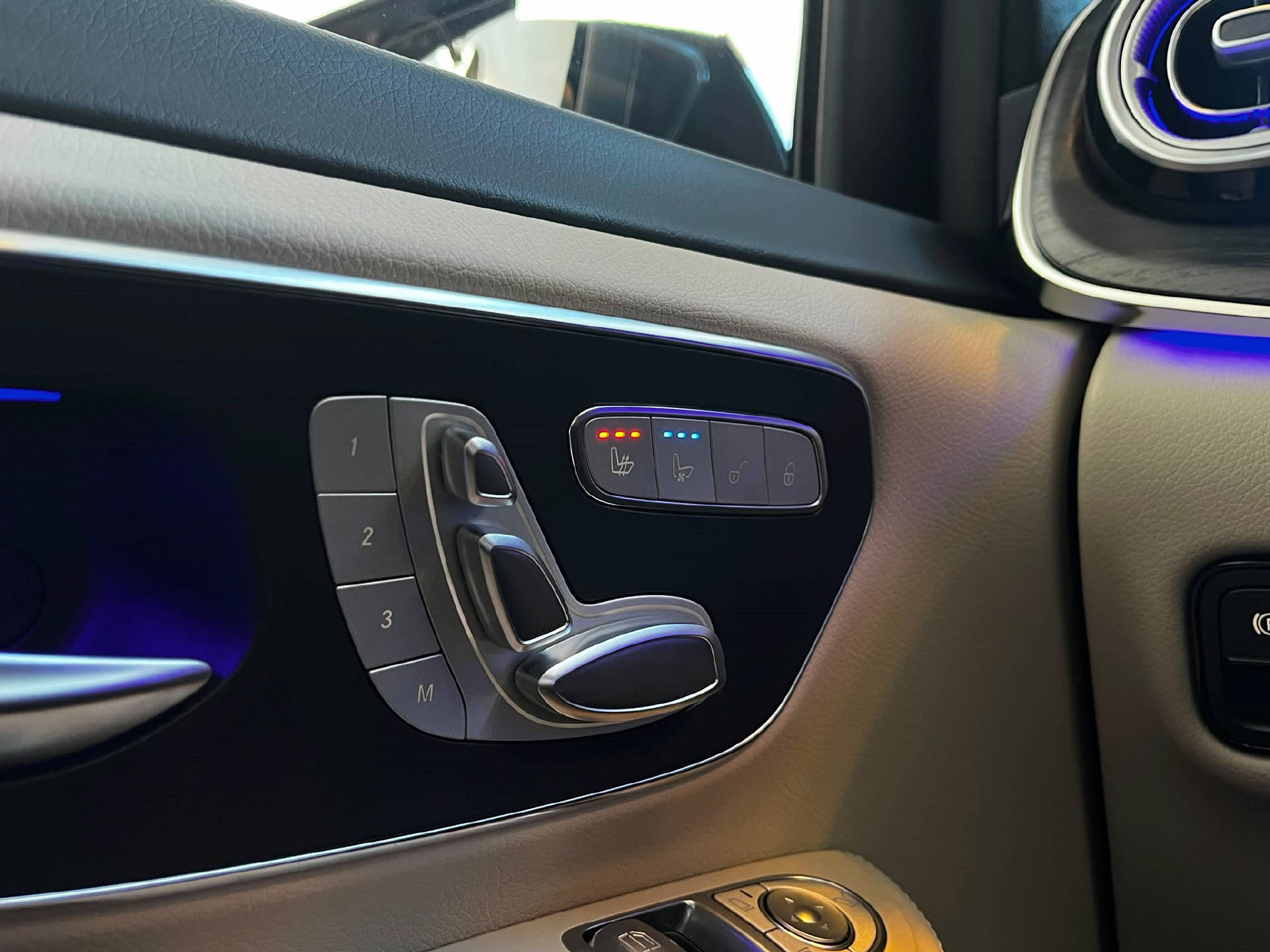 MERCEDES-BENZ V 300 d 4MATIC Exclusive Lang Van-image-19