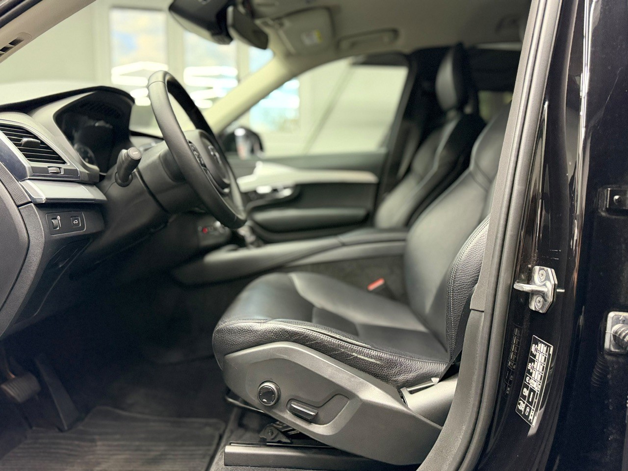 VOLVO XC90 D5 AWD Momentum Geartronic | 7. Plätzer | Rückfahrkamera | Leder | Pilot & Parkassist-image-12