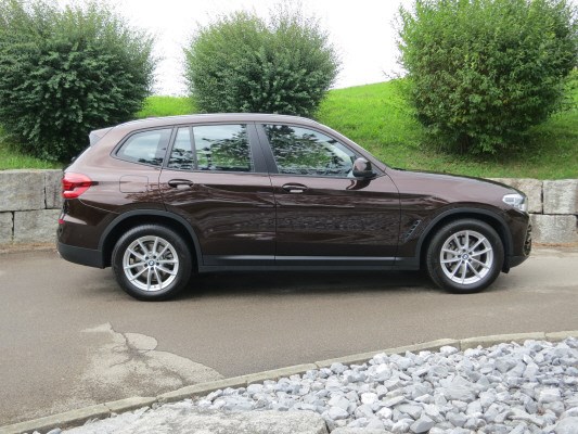 BMW X3 xDrive 25d Individual-showroom-element-2
