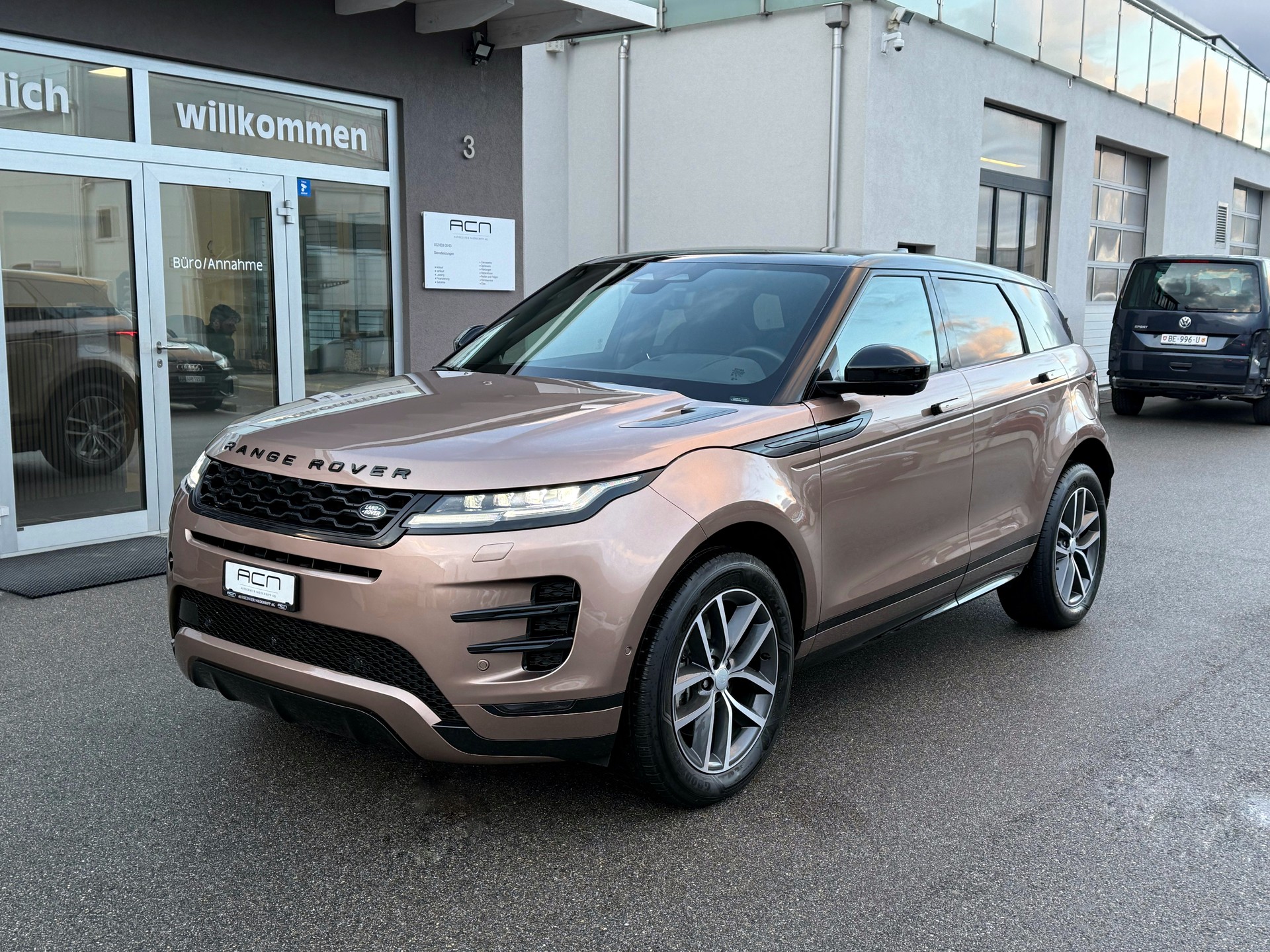 LAND ROVER Range Rover Evoque R-Dynamic P 300e SE AT8-showroom-element-2