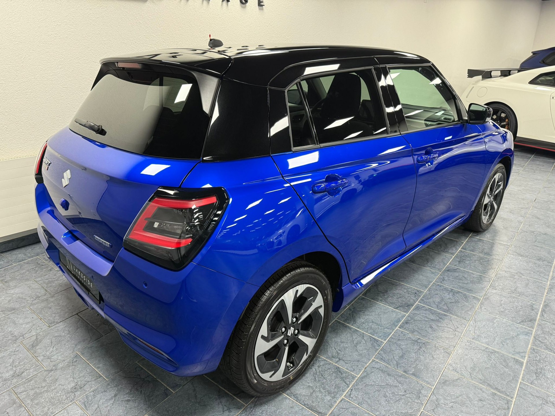 SUZUKI Swift 1.2 Compact Top Hybrid CVT-showroom-element-3