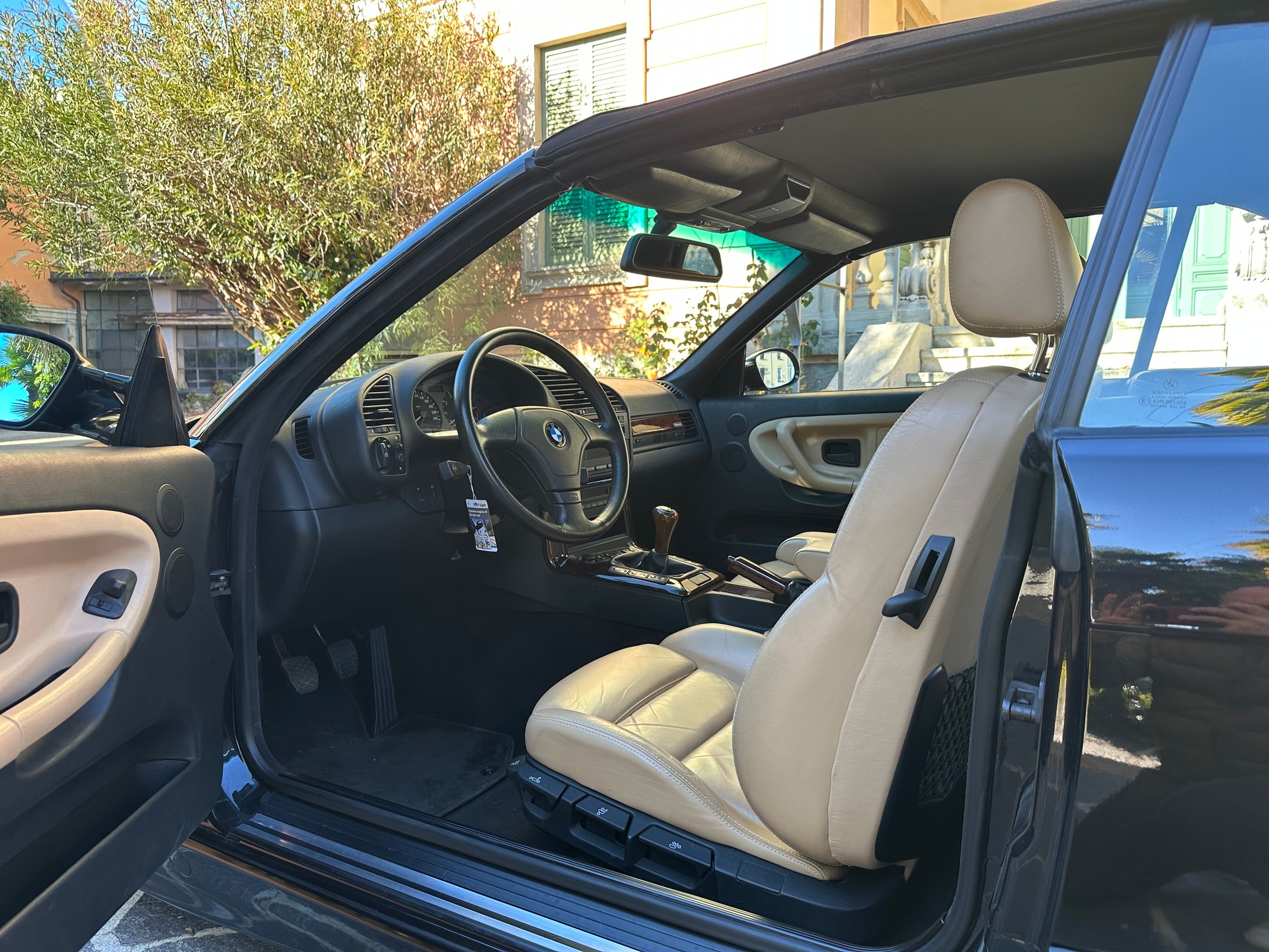 BMW 328i Cabrio-image-4