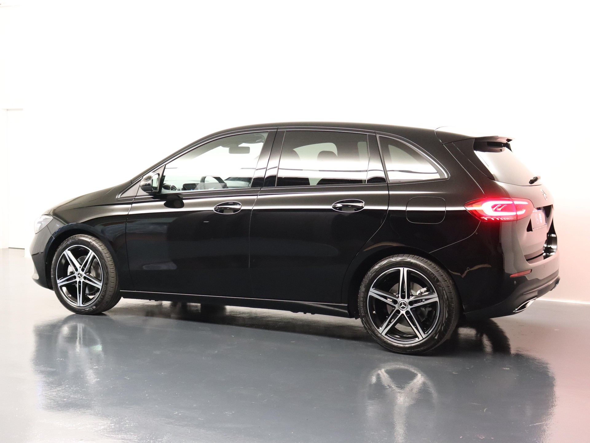 MERCEDES-BENZ B 200 Night Star-showroom-element-3