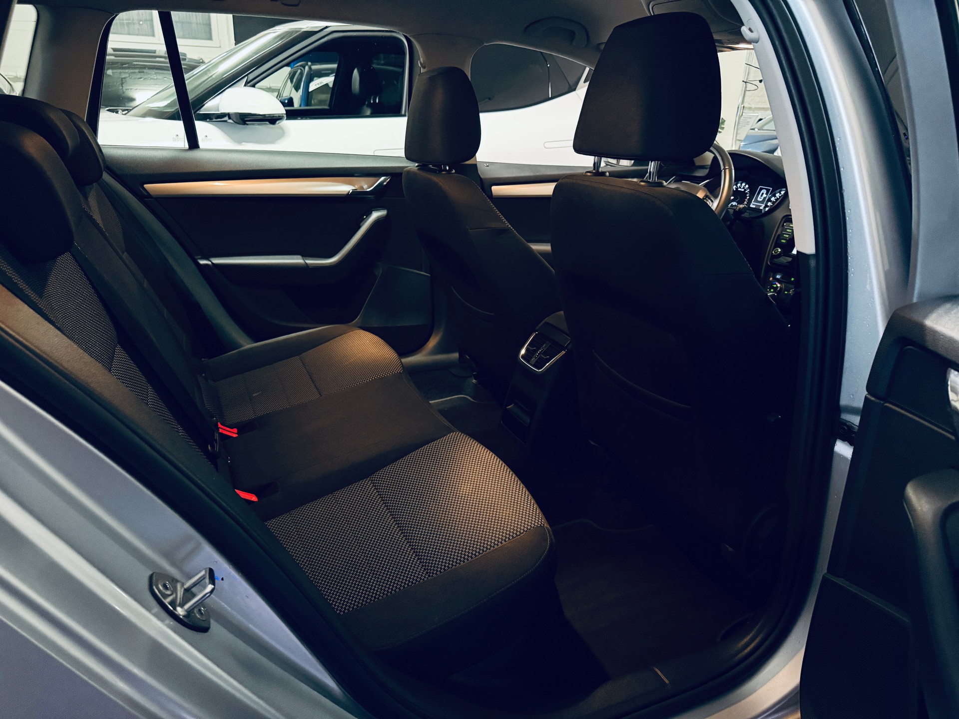 SKODA Octavia Combi 1.6 TDI Ambition DSG-image-22