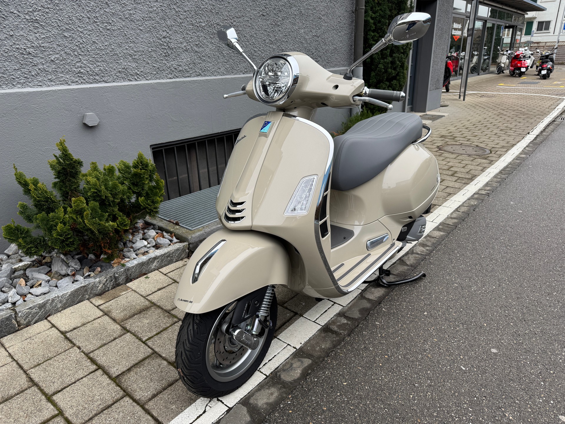 PIAGGIO Vespa GTS 125 RST Euro 5+-image-1