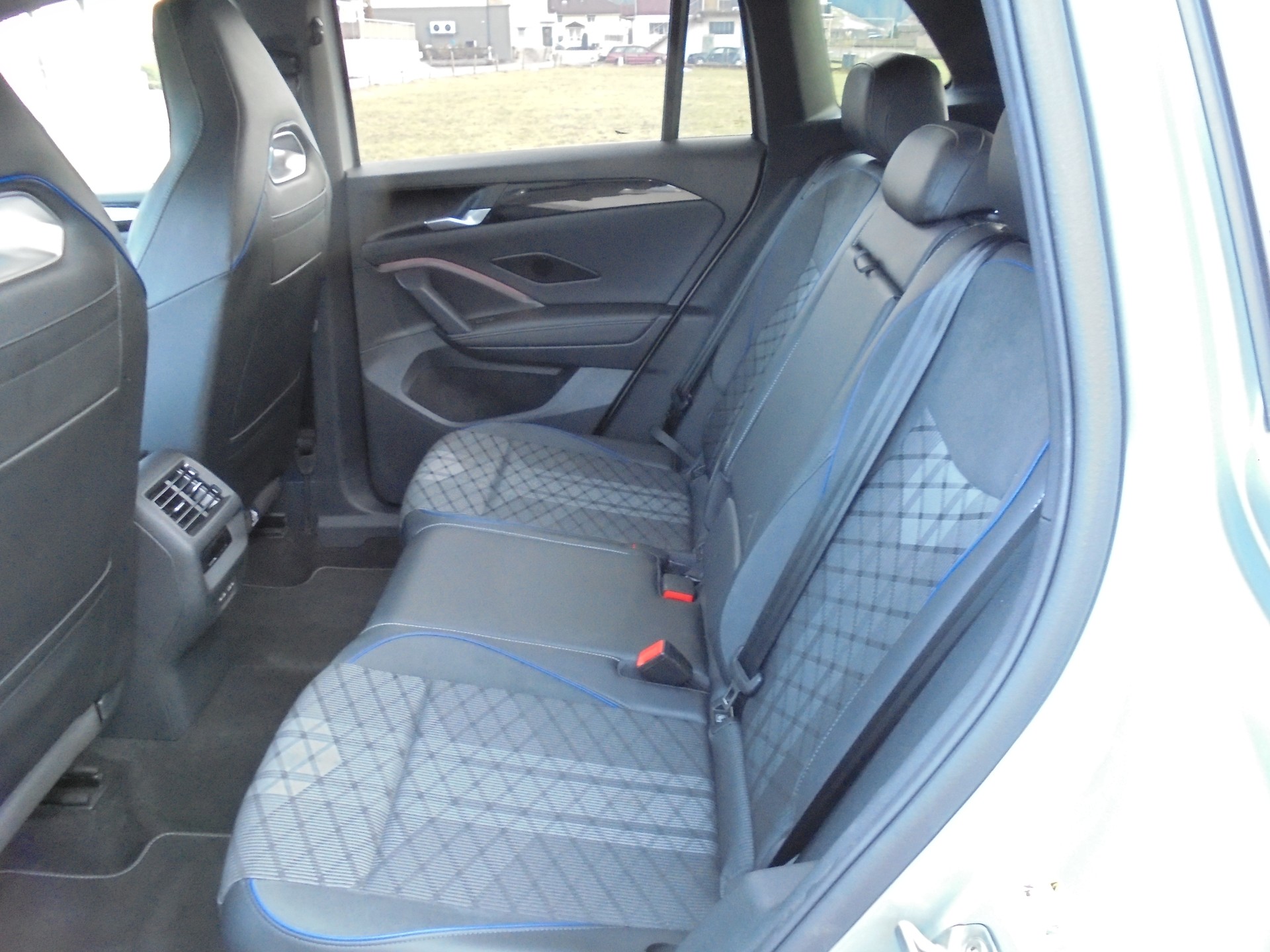 VW Tiguan 2.0 TDI SCR R-Line 4Motion DSG-image-8