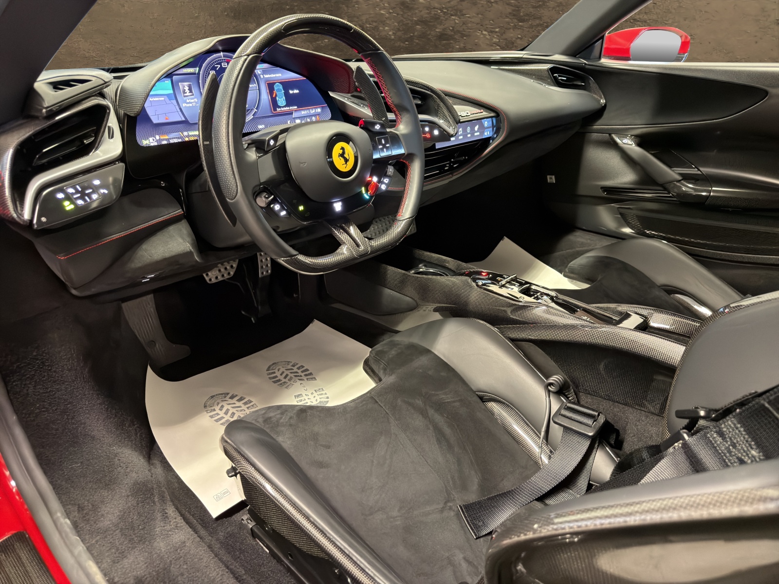 FERRARI SF90 Stradale Assetto-Fiorano-showroom-element-3
