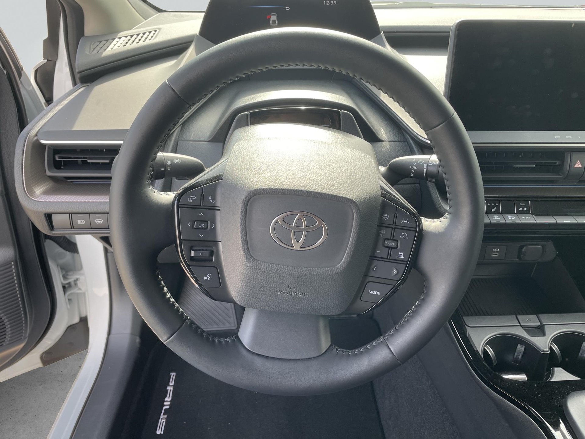 TOYOTA Prius 2.0 Plug-In-Hybrid Style-image-10