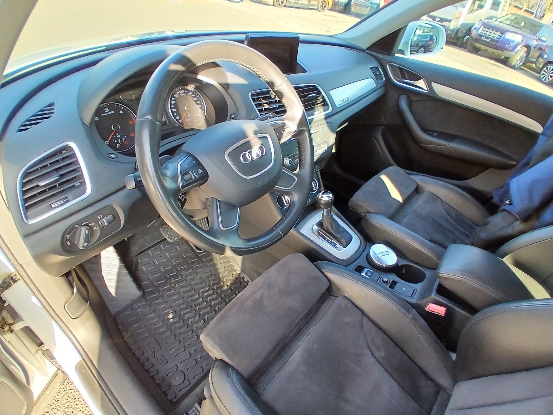 AUDI Q3 2.0 TDI quattro S-tronic-image-8