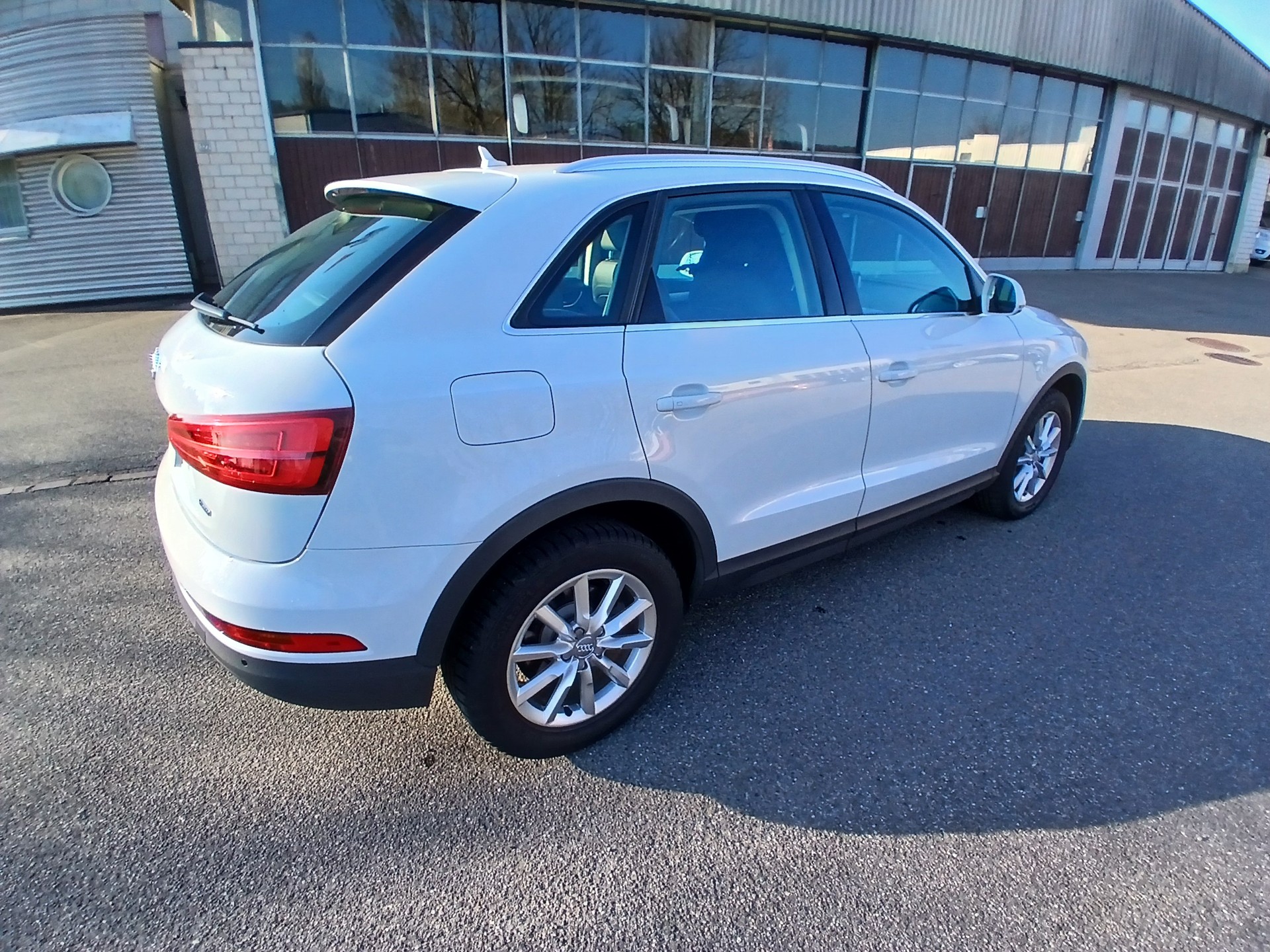 AUDI Q3 2.0 TDI quattro S-tronic-image-4