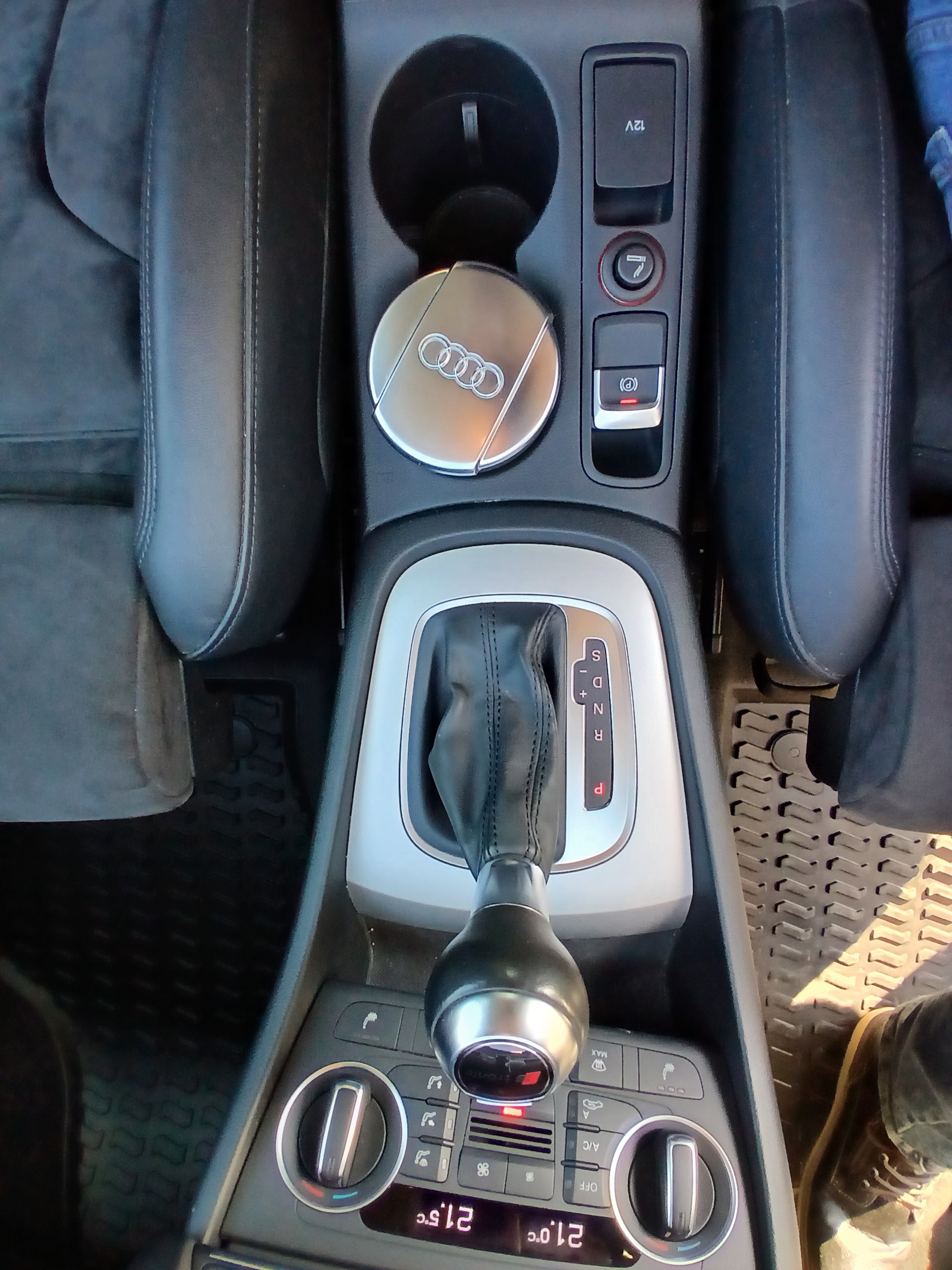 AUDI Q3 2.0 TDI quattro S-tronic-image-12