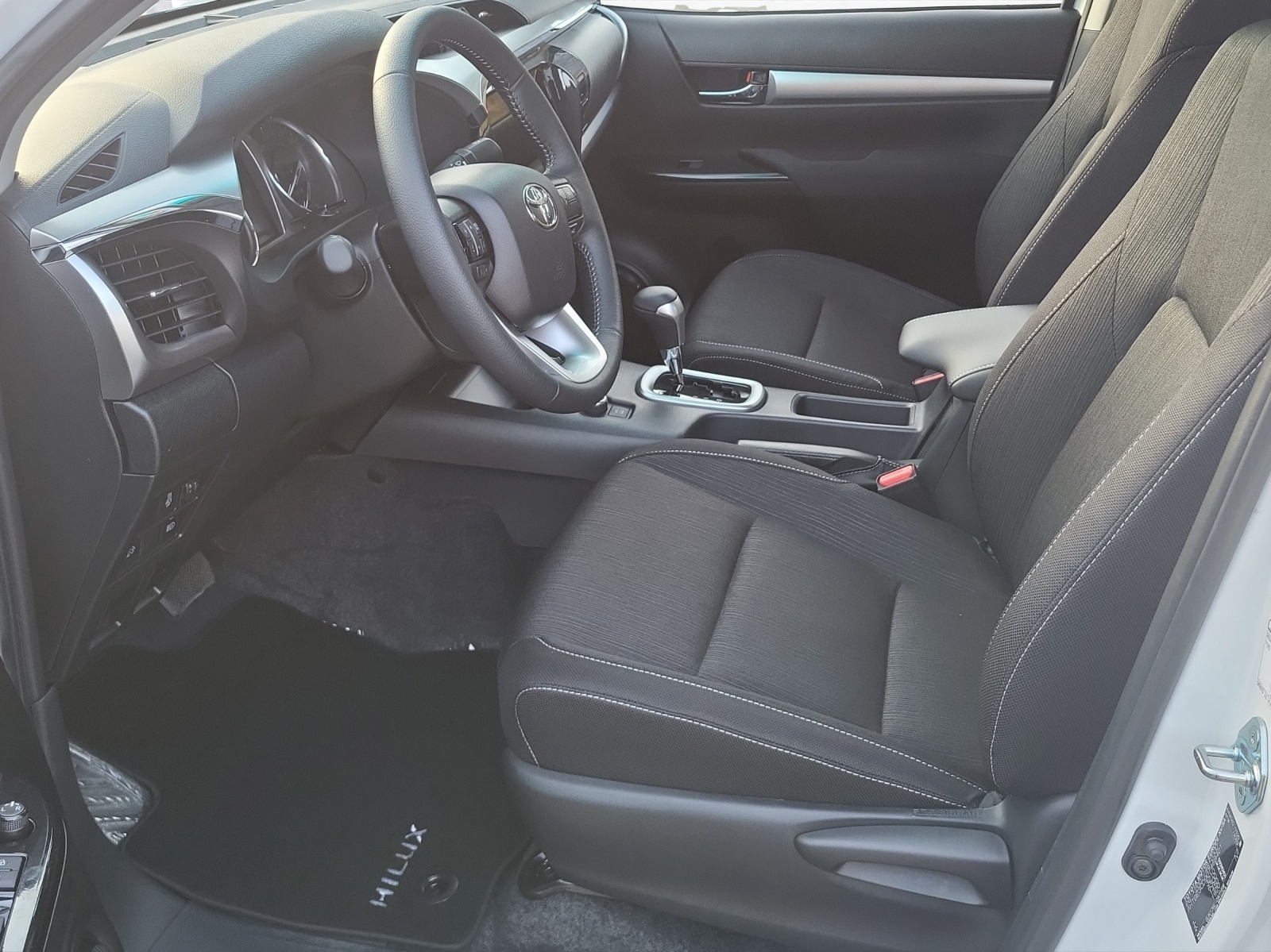 TOYOTA Hilux Double Cab.-Pick-up 2.8 Style AWD-image-12