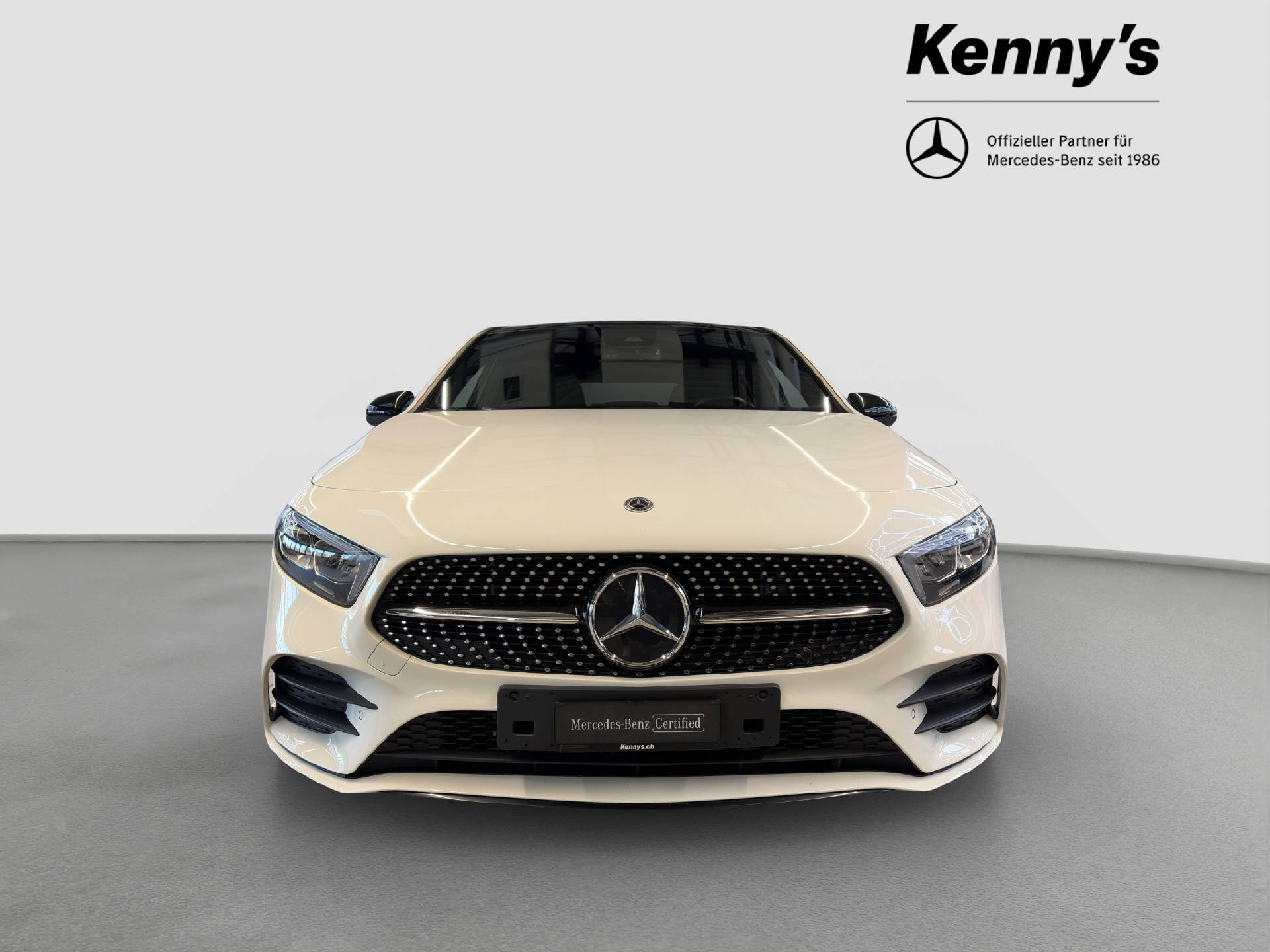 MERCEDES-BENZ A 250 e AMG Line-showroom-element-1