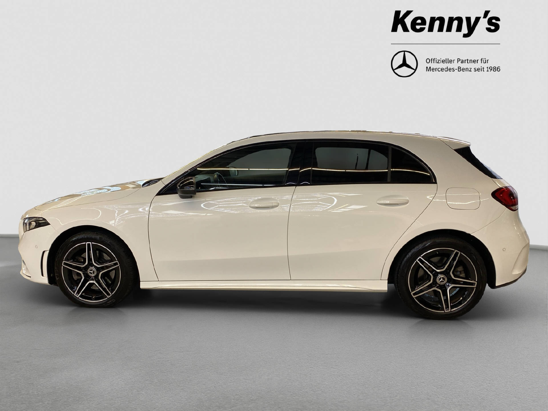 MERCEDES-BENZ A 250 e AMG Line-showroom-element-2