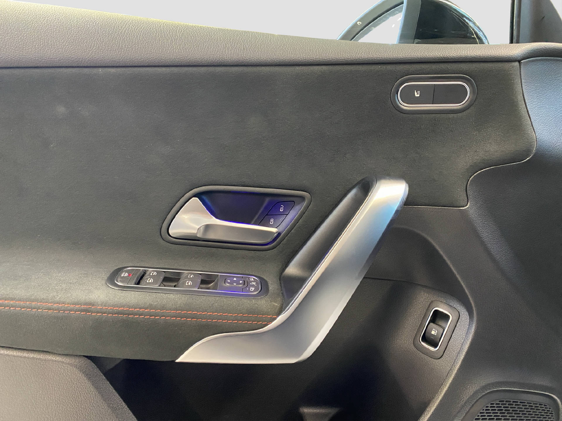 MERCEDES-BENZ A 250 e AMG Line-image-12