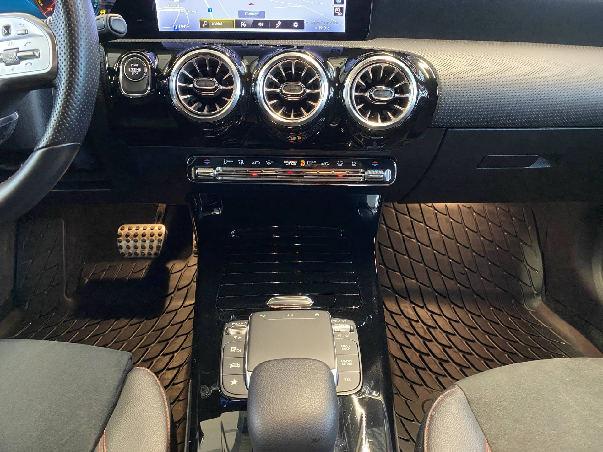 MERCEDES-BENZ A 250 e AMG Line-image-9