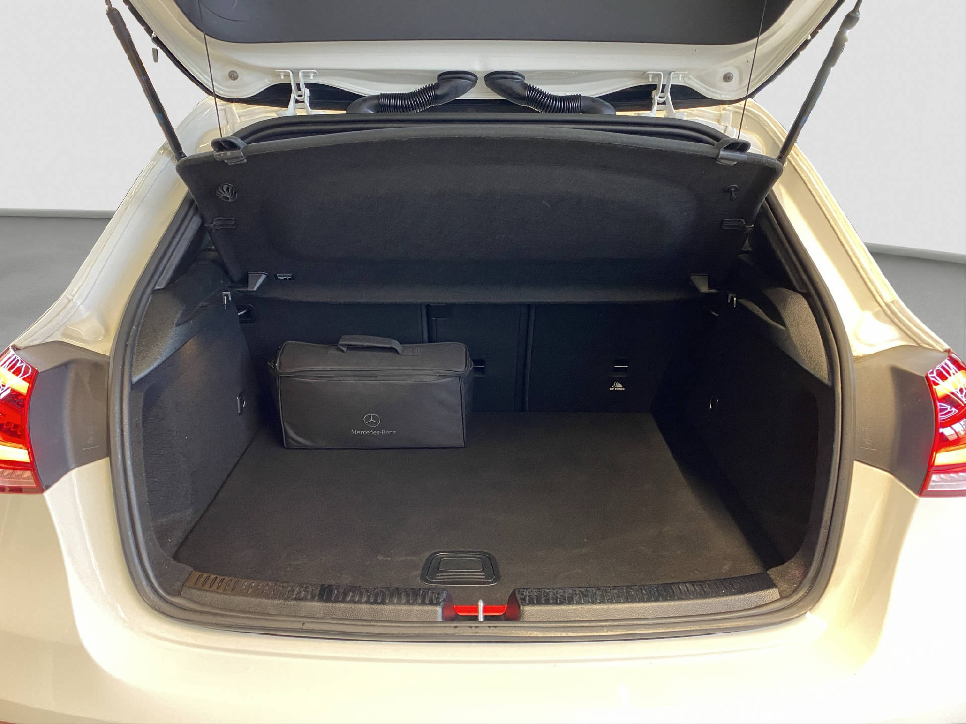MERCEDES-BENZ A 250 e AMG Line-image-14