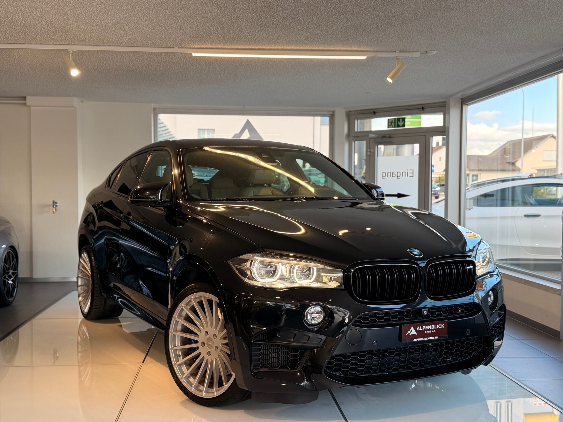 BMW X6M Steptronic-showroom-element-1