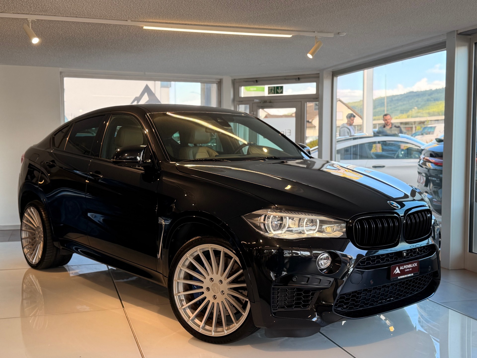 BMW X6M Steptronic-showroom-element-2