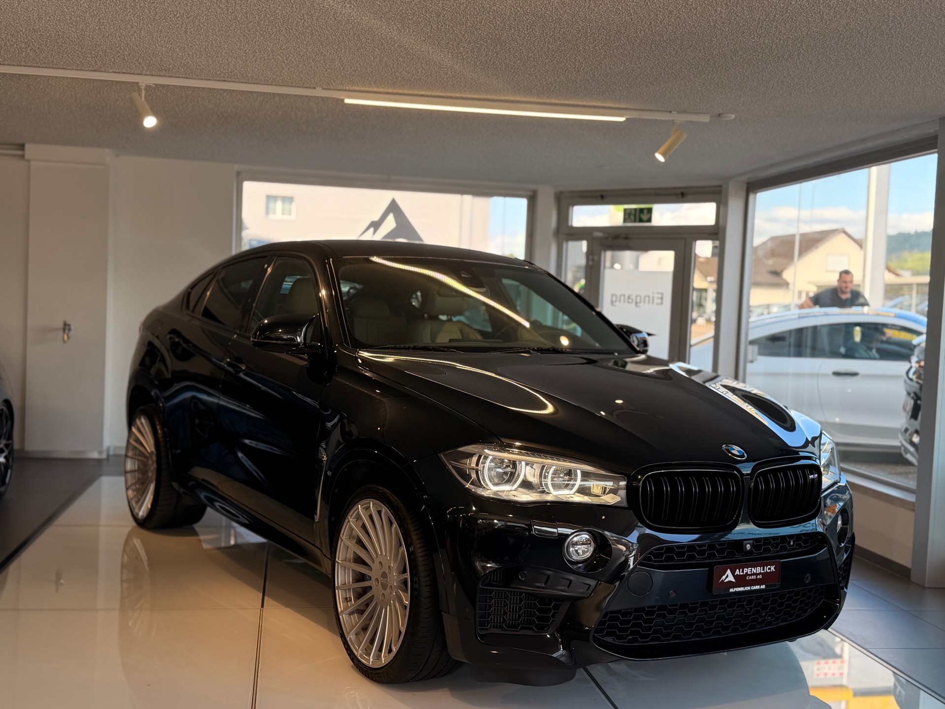 BMW X6M Steptronic-showroom-element-3