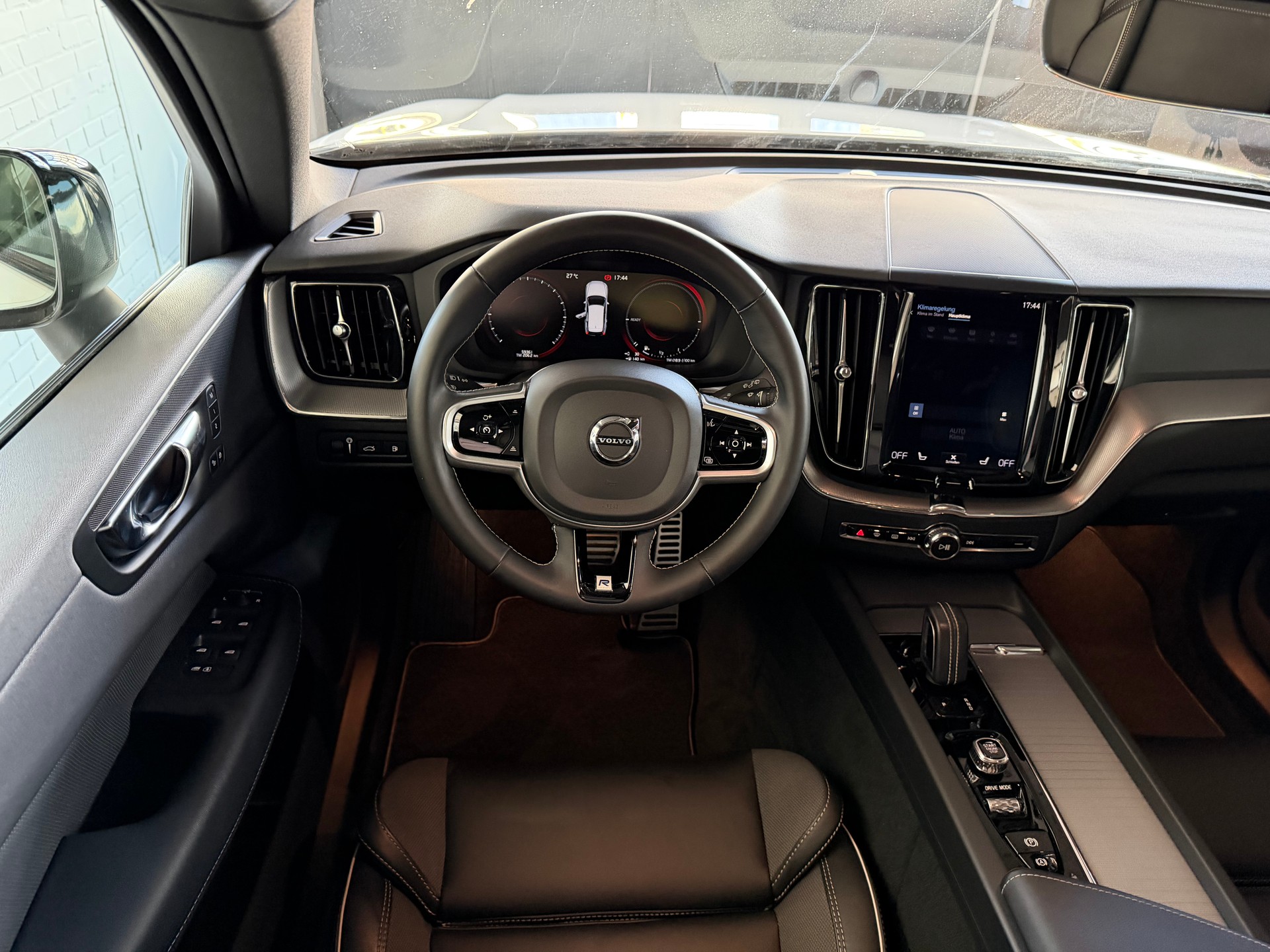 VOLVO XC60 T8 eAWD R-Design Geartronic-image-15