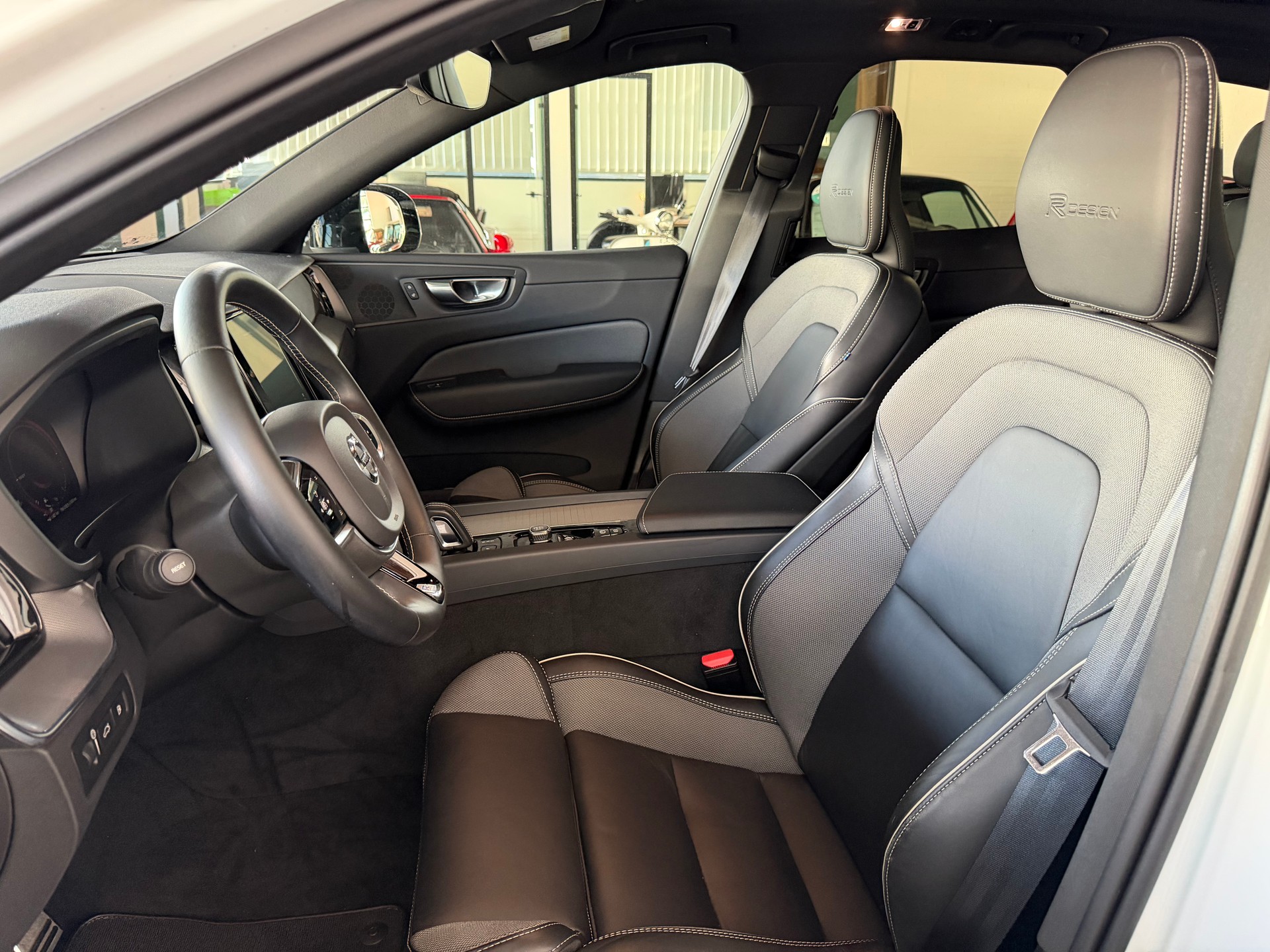 VOLVO XC60 T8 eAWD R-Design Geartronic-image-13