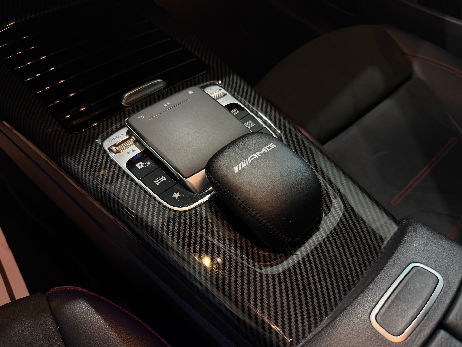 MERCEDES-BENZ CLA Shooting Brake 250 4Matic 7G-DCT AMG Line (CH) Carbon-image-10