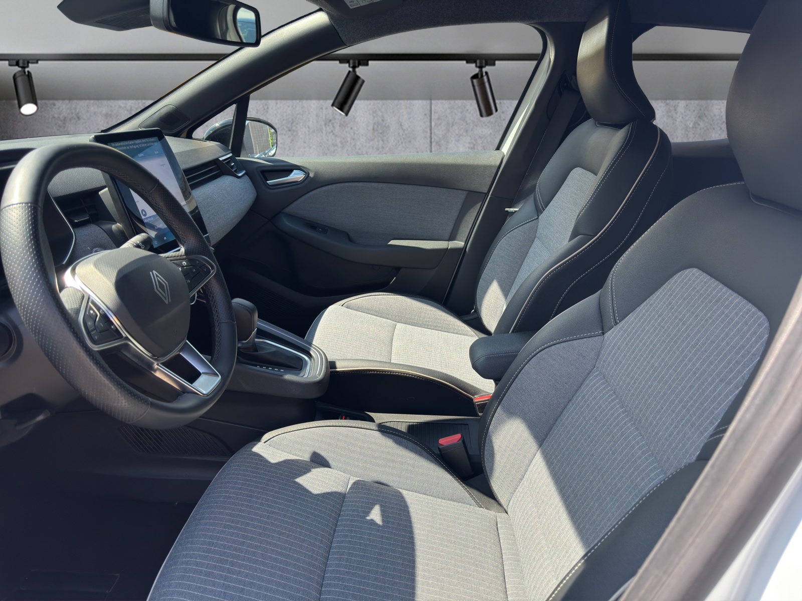 RENAULT Clio 1.6 E-Tech Techno-image-5