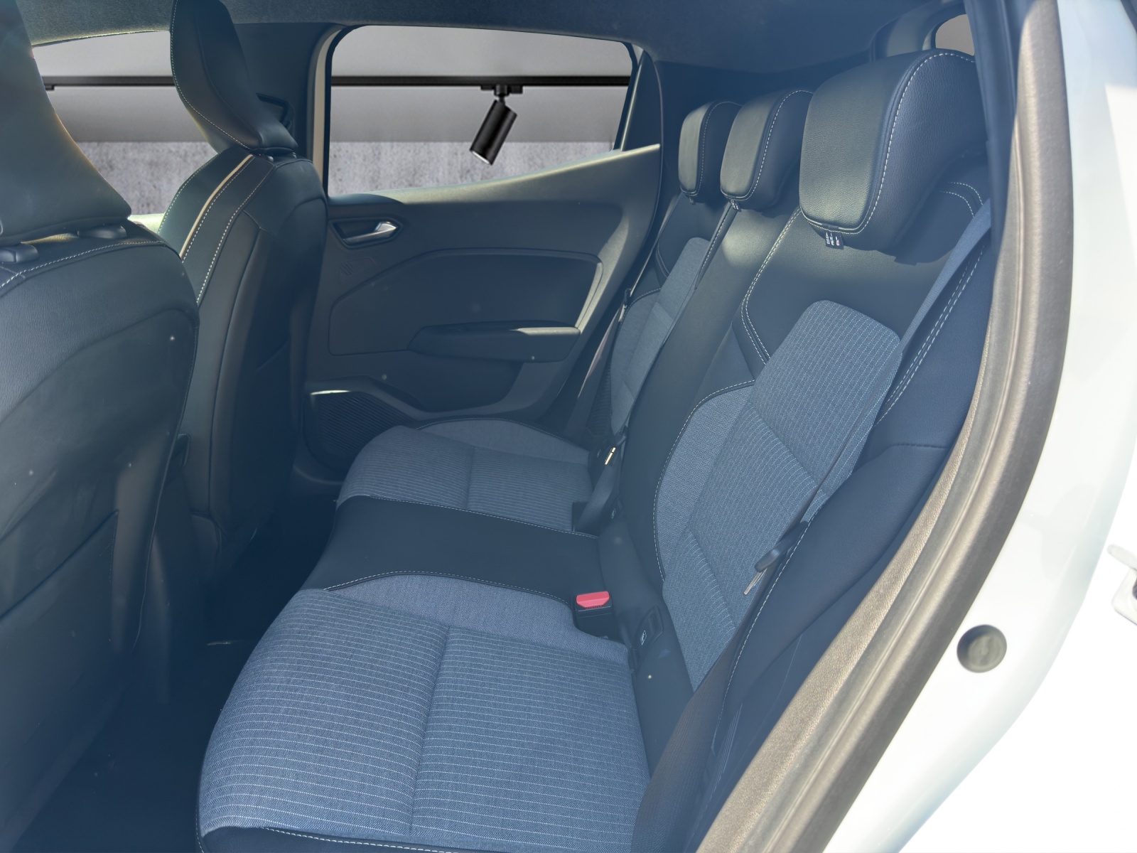 RENAULT Clio 1.6 E-Tech Techno-image-10