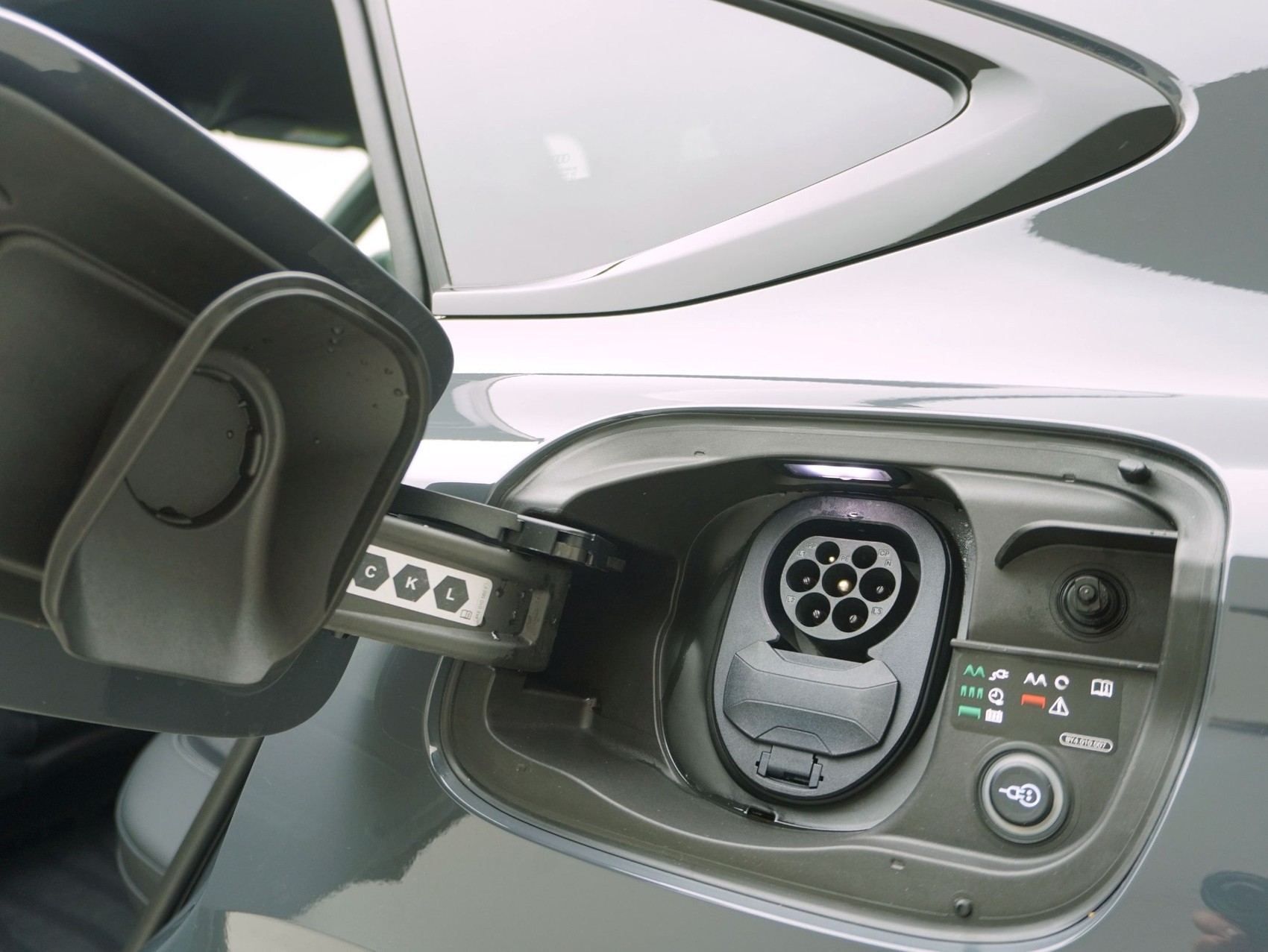 AUDI Q6 e-tron Sportback S line quattro **Audi Werksgarantie bis 07/2030**-image-7