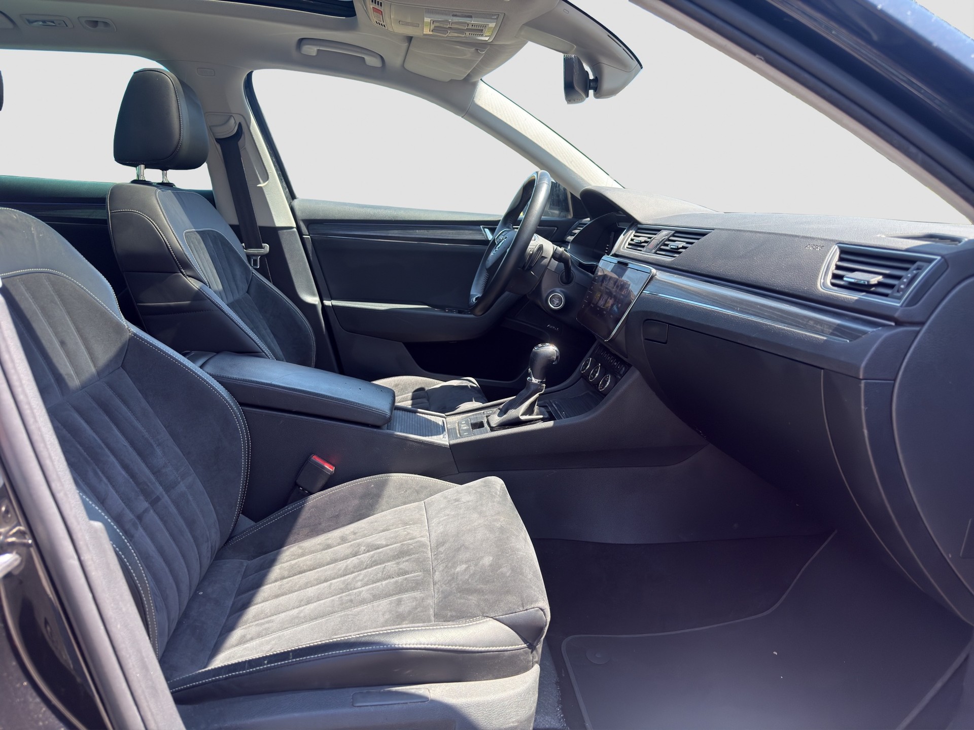 SKODA Superb Combi 2.0 TDi Style 4x4 DSG ** Frisch ab MFK und Service ** Panorama ** Leder-Alcantara **-image-12
