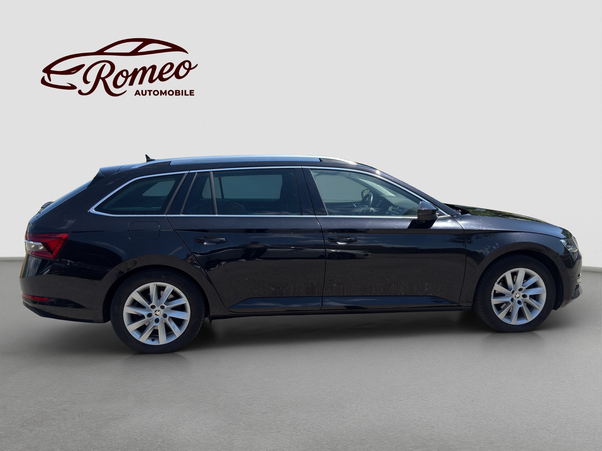 SKODA Superb Combi 2.0 TDi Style 4x4 DSG ** Frisch ab MFK und Service ** Panorama ** Leder-Alcantara **-image-8