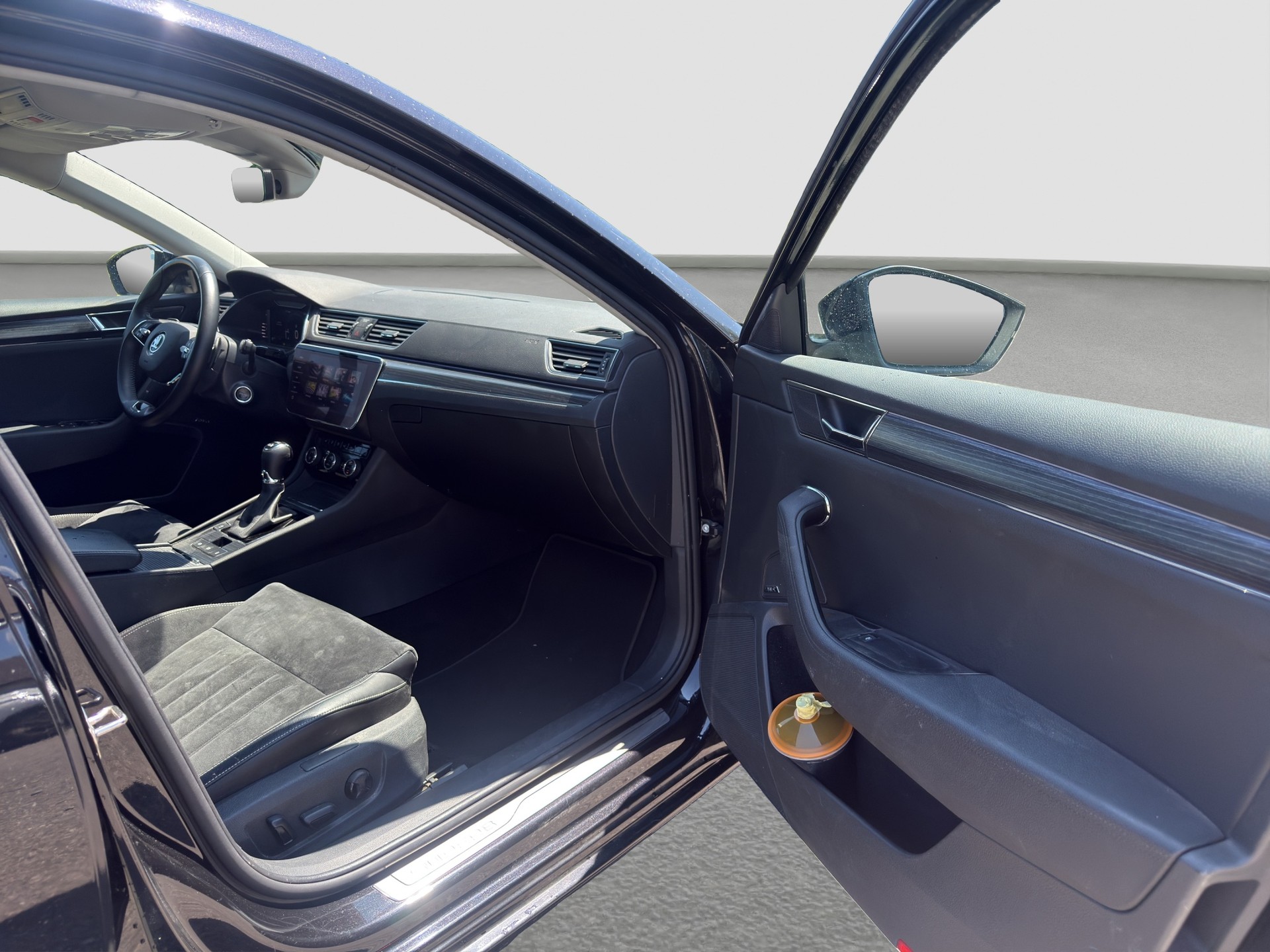 SKODA Superb Combi 2.0 TDi Style 4x4 DSG ** Frisch ab MFK und Service ** Panorama ** Leder-Alcantara **-image-11