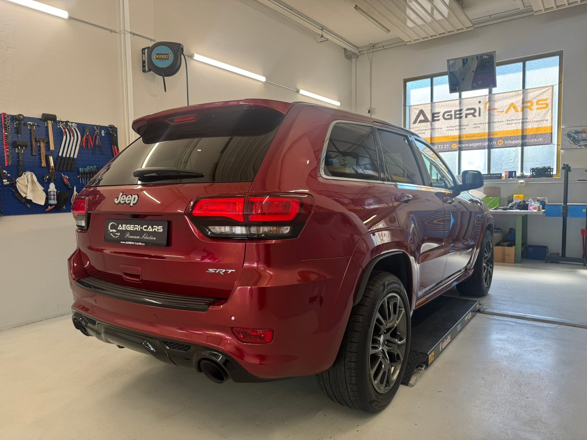 JEEP Grand Cherokee 6.4 V8 HEMI SRT8 Automatic-showroom-element-3