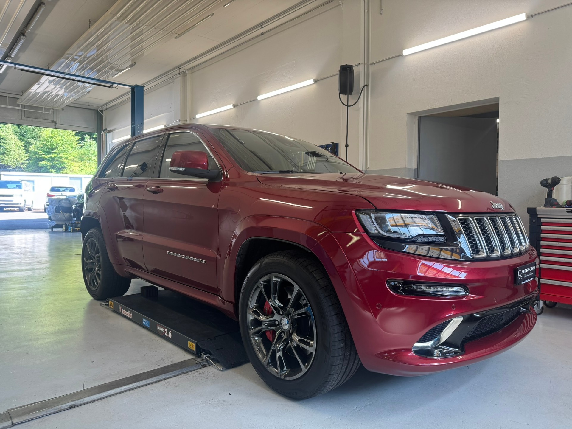 JEEP Grand Cherokee 6.4 V8 HEMI SRT8 Automatic-showroom-element-2