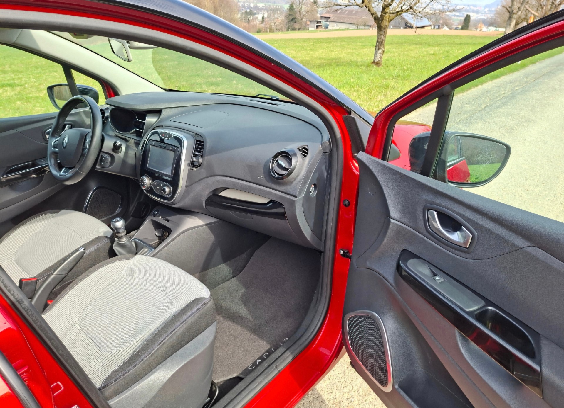 RENAULT Captur 1.2 T 16V Intens-image-12