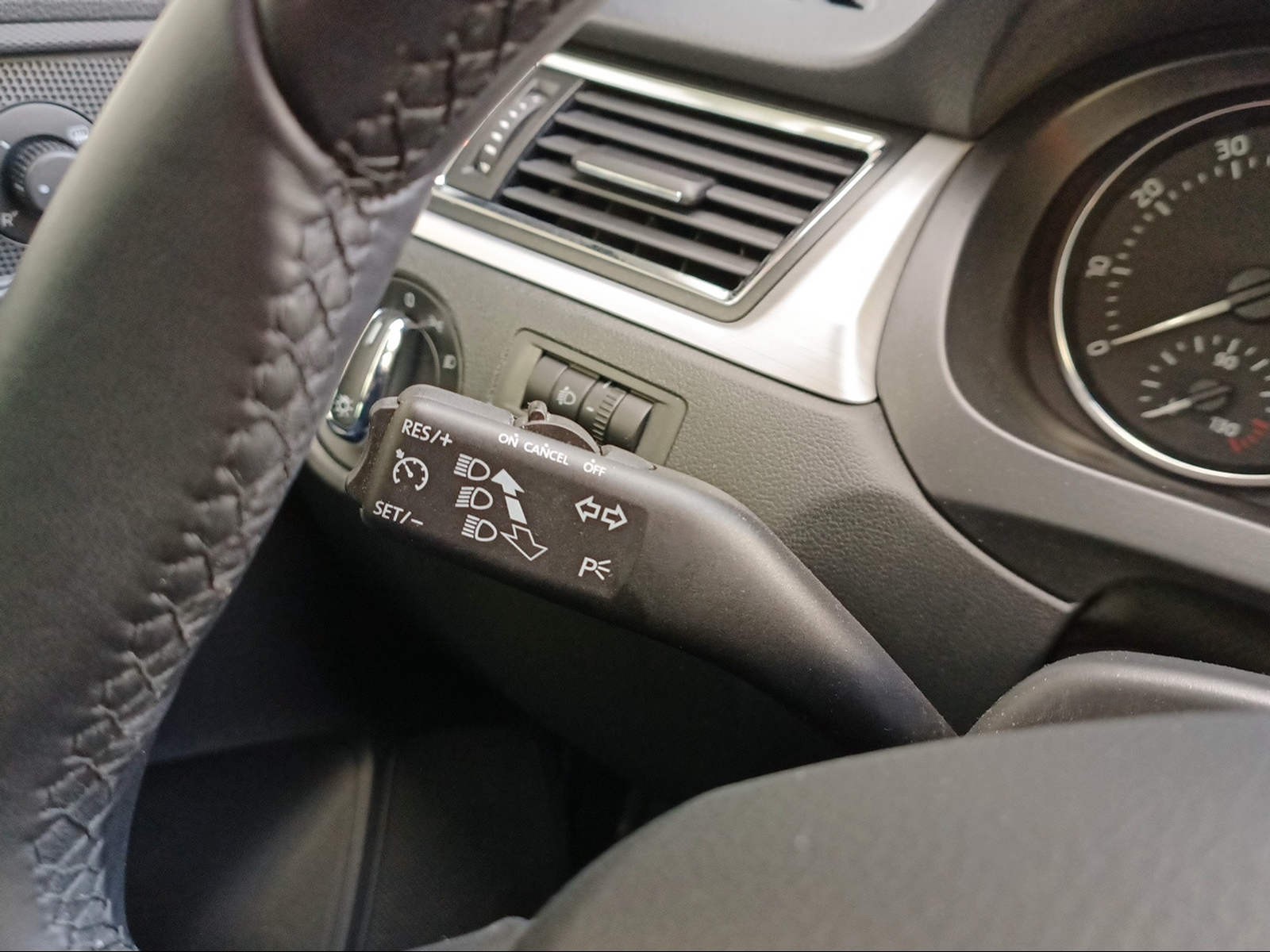 SKODA Rapid Spaceback 1.4 TSI Ambition DSG-image-19